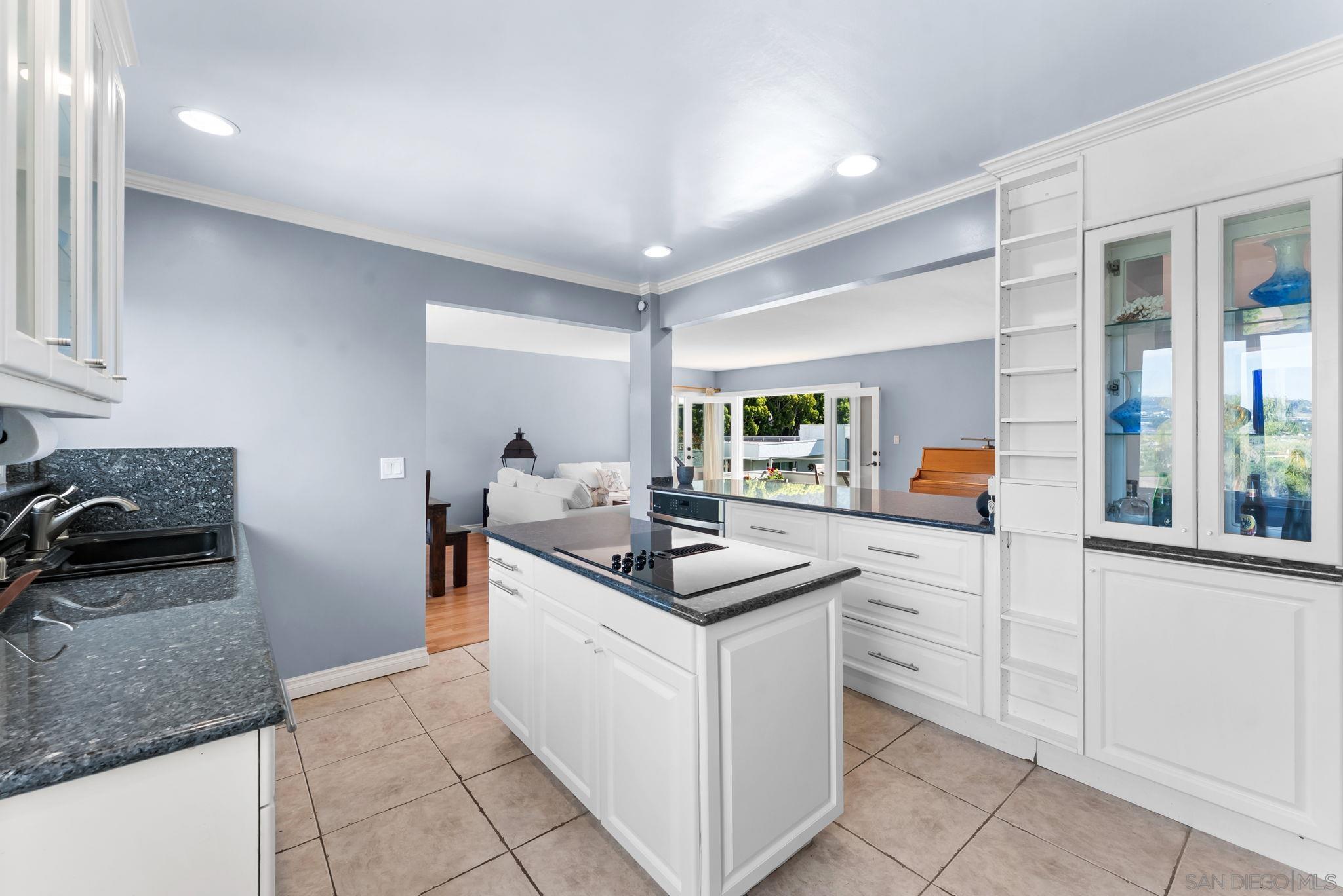 Detail Gallery Image 12 of 35 For 2360  Torrey Pines Rd  #28,  La Jolla,  CA 92037 - 3 Beds | 2 Baths