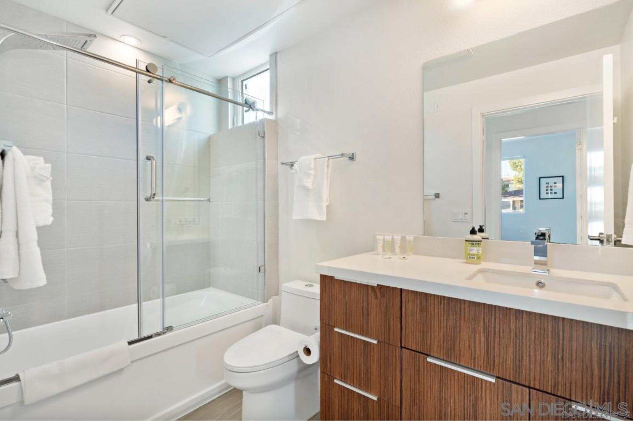 Detail Gallery Image 6 of 11 For 2891  B St, San Diego,  CA 92102 - 2 Beds | 2/1 Baths