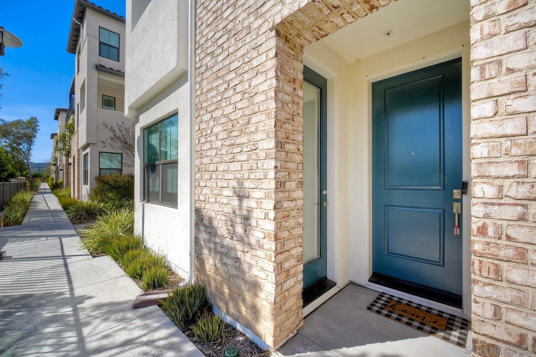 Detail Gallery Image 2 of 29 For 13087  Olympus Cir  #2,  Poway,  CA 92064 - 4 Beds | 3 Baths