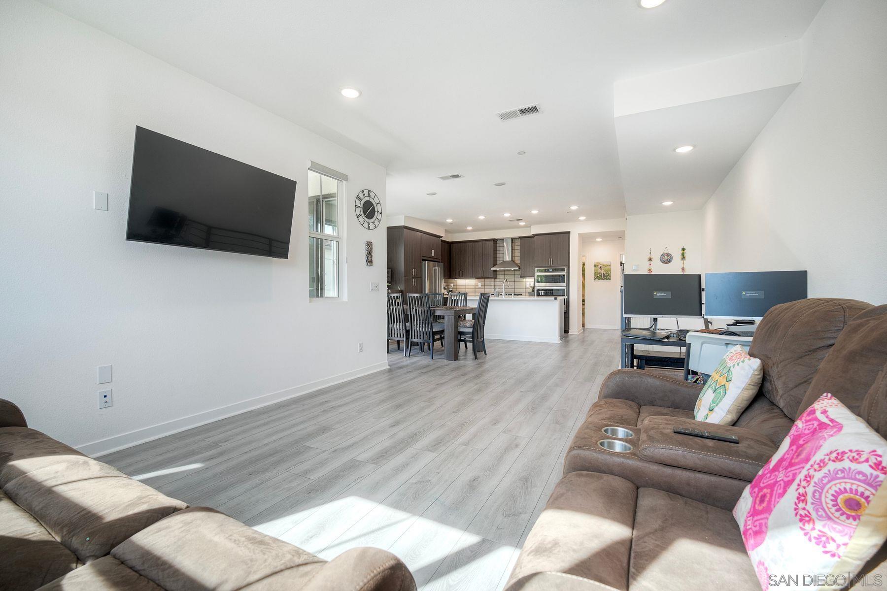 Detail Gallery Image 13 of 29 For 13087  Olympus Cir  #2,  Poway,  CA 92064 - 4 Beds | 3 Baths