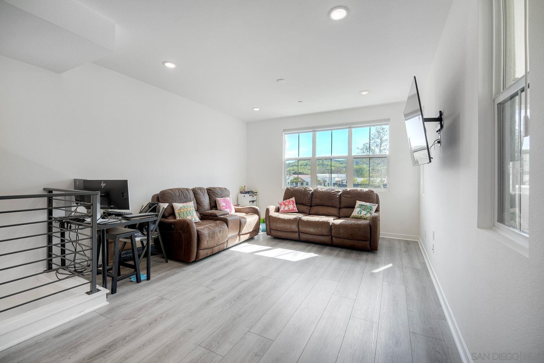 Detail Gallery Image 9 of 29 For 13087  Olympus Cir  #2,  Poway,  CA 92064 - 4 Beds | 3 Baths