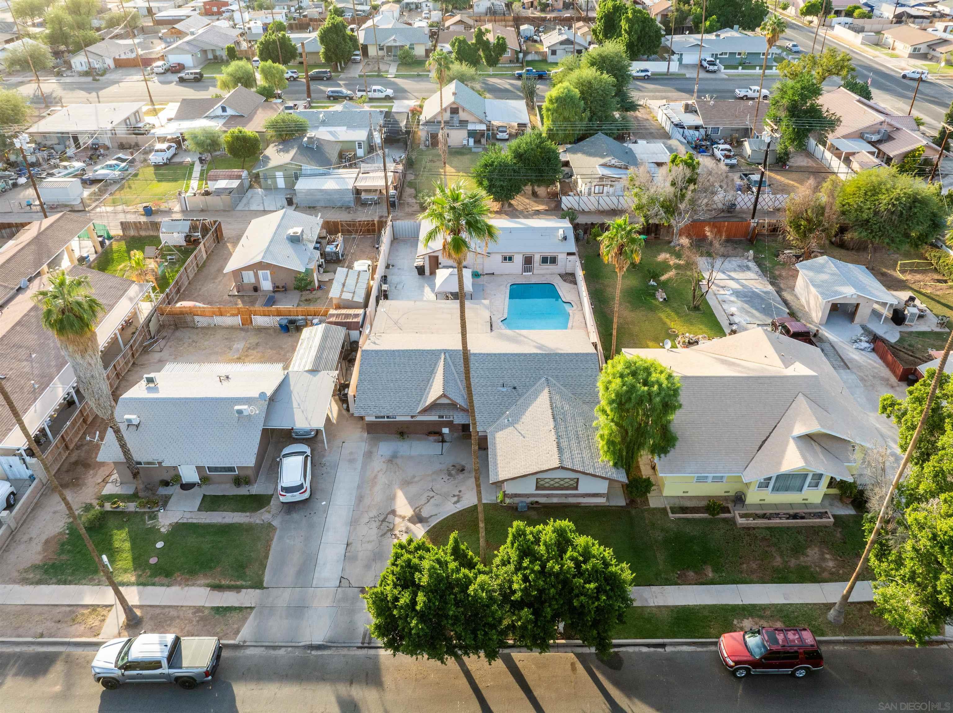 Detail Gallery Image 2 of 36 For 651  Maple, –,  CA 92250 - 6 Beds | 3 Baths