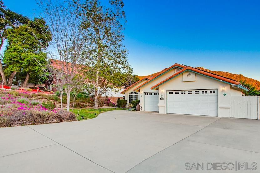 Detail Gallery Image 2 of 35 For 24427  Del Amo Rd, Ramona,  CA 92065 - 5 Beds | 3 Baths