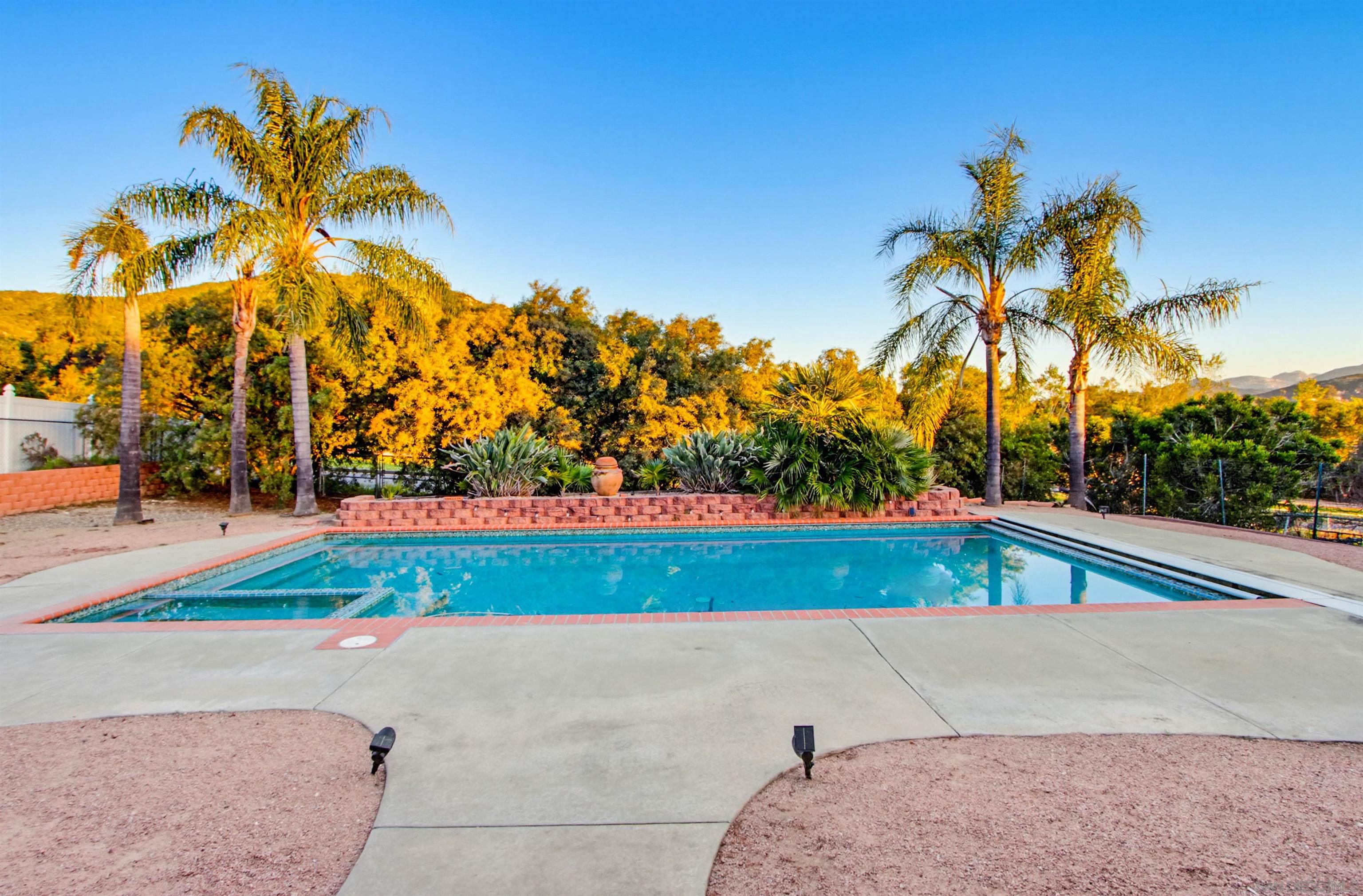 Detail Gallery Image 4 of 35 For 24427  Del Amo Rd, Ramona,  CA 92065 - 5 Beds | 3 Baths