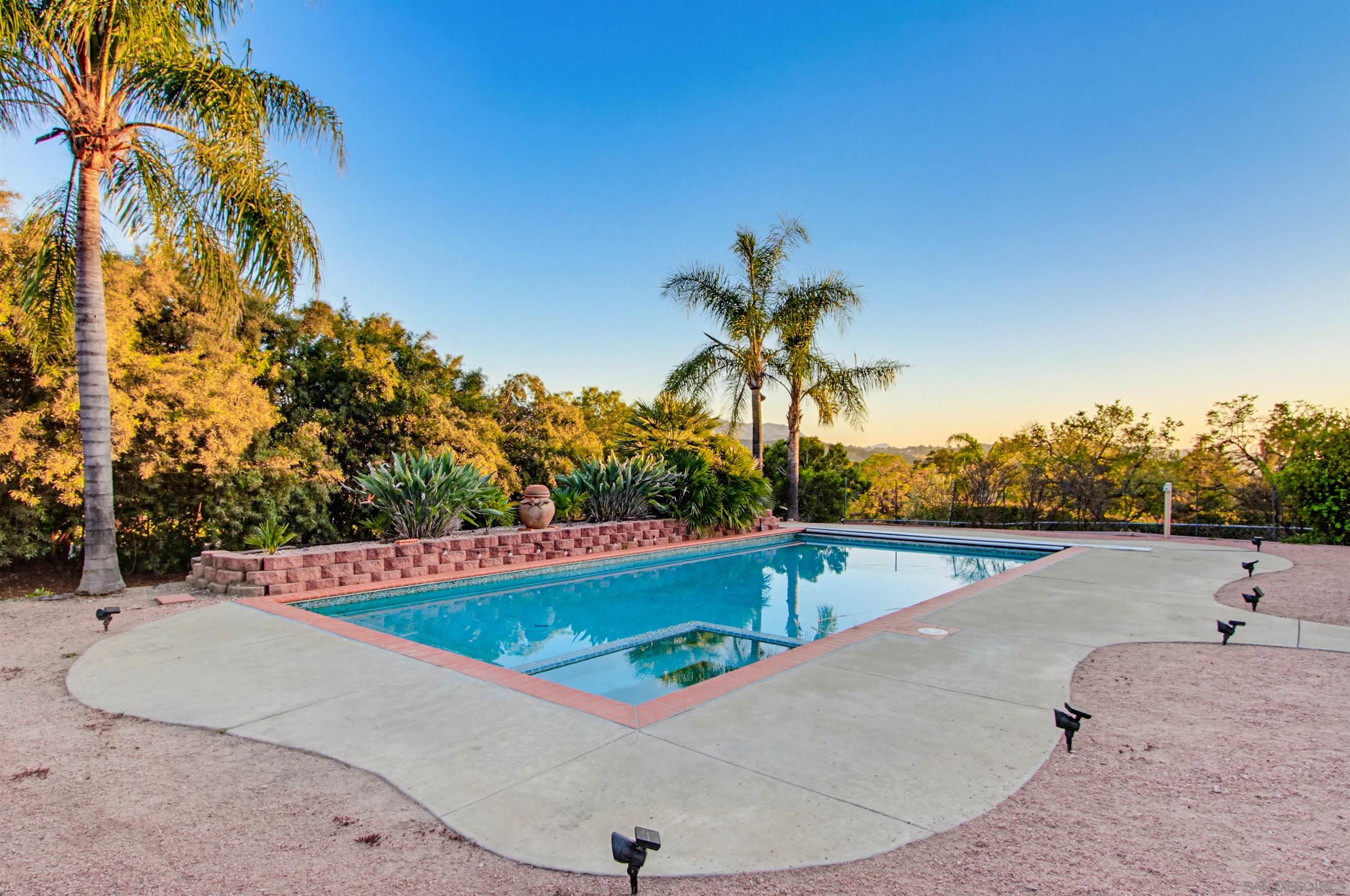 Detail Gallery Image 5 of 35 For 24427  Del Amo Rd, Ramona,  CA 92065 - 5 Beds | 3 Baths