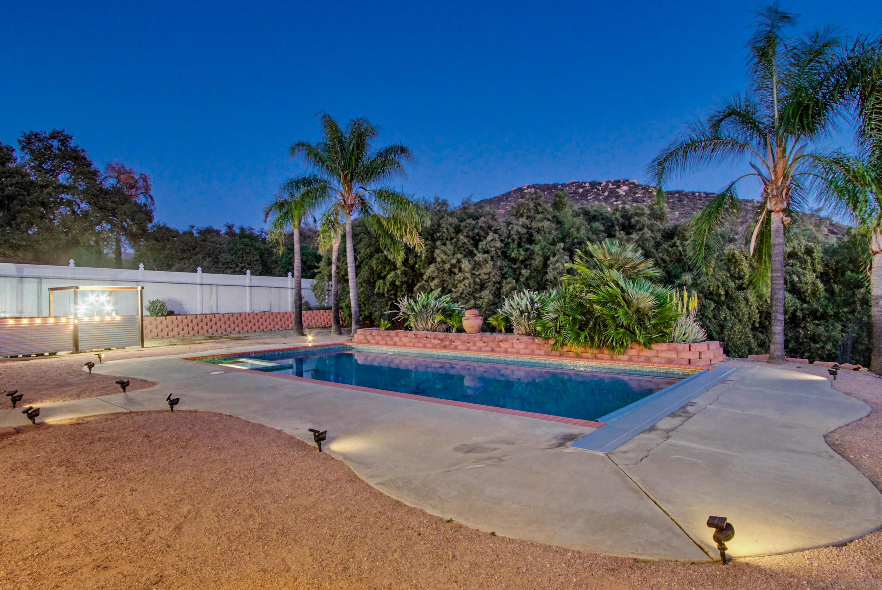 Detail Gallery Image 9 of 35 For 24427  Del Amo Rd, Ramona,  CA 92065 - 5 Beds | 3 Baths