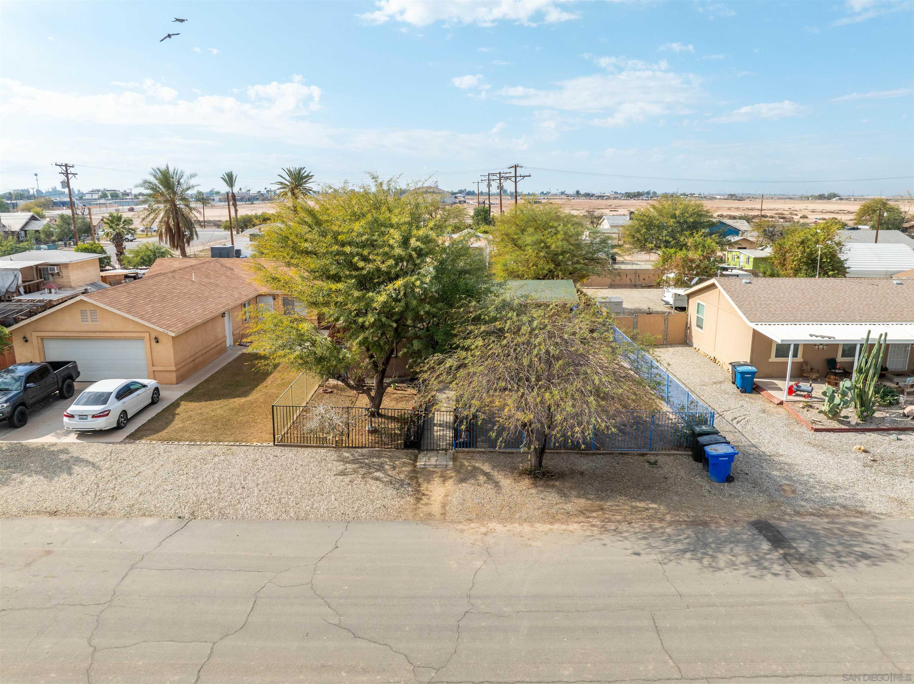 Detail Gallery Image 2 of 33 For 222 N Lake St, –,  CA 92233 - 3 Beds | 2 Baths