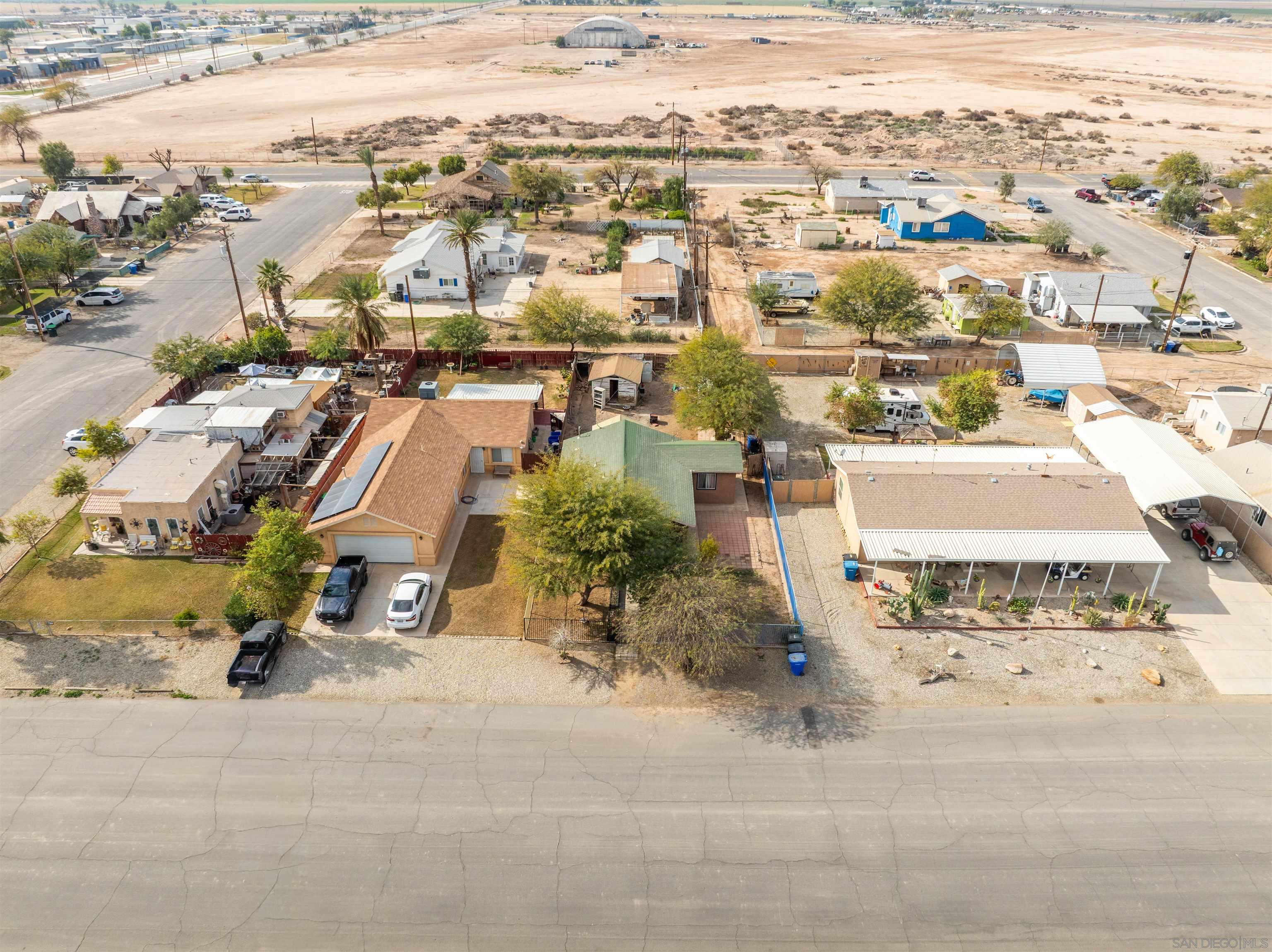 Detail Gallery Image 3 of 33 For 222 N Lake St, –,  CA 92233 - 3 Beds | 2 Baths