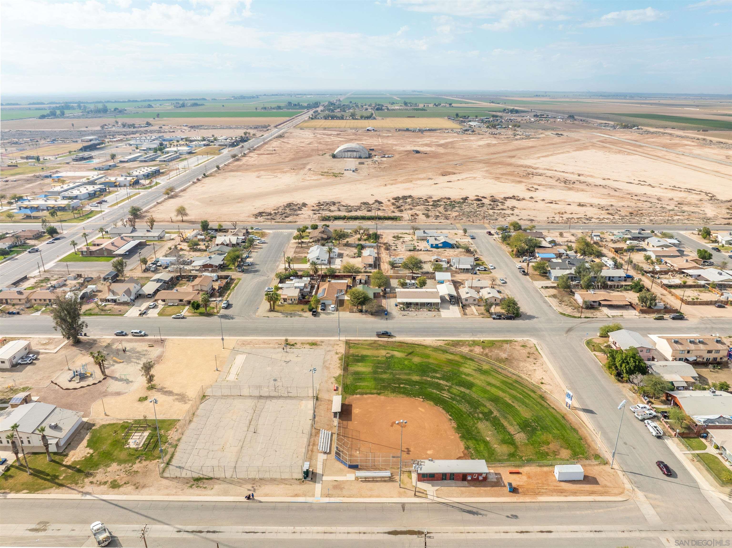 Detail Gallery Image 4 of 33 For 222 N Lake St, –,  CA 92233 - 3 Beds | 2 Baths