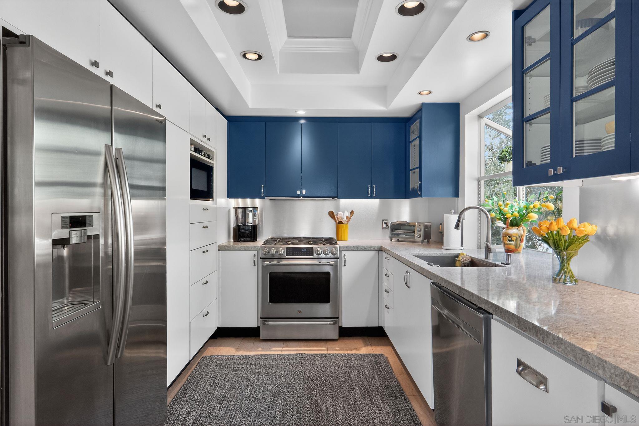 Detail Gallery Image 11 of 33 For 4324  Caminito De La Escena, San Diego,  CA 92108 - 4 Beds | 3 Baths