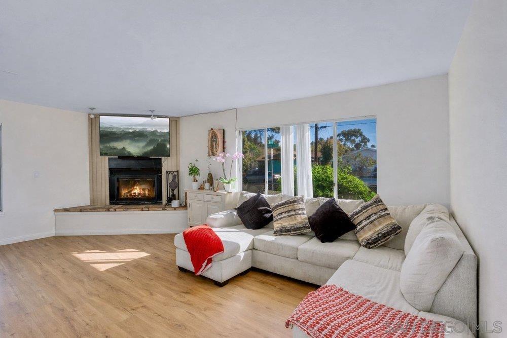 Detail Gallery Image 4 of 19 For 2866  Whitney, San Diego,  CA 92111 - 4 Beds | 1 Baths