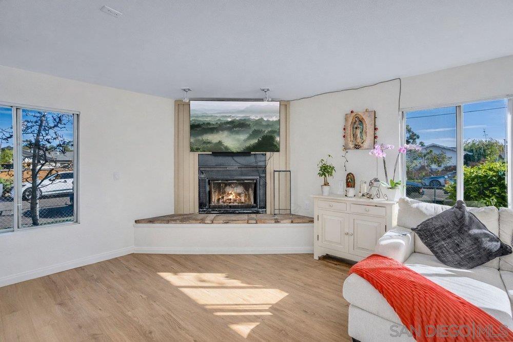 Detail Gallery Image 6 of 19 For 2866  Whitney, San Diego,  CA 92111 - 4 Beds | 1 Baths