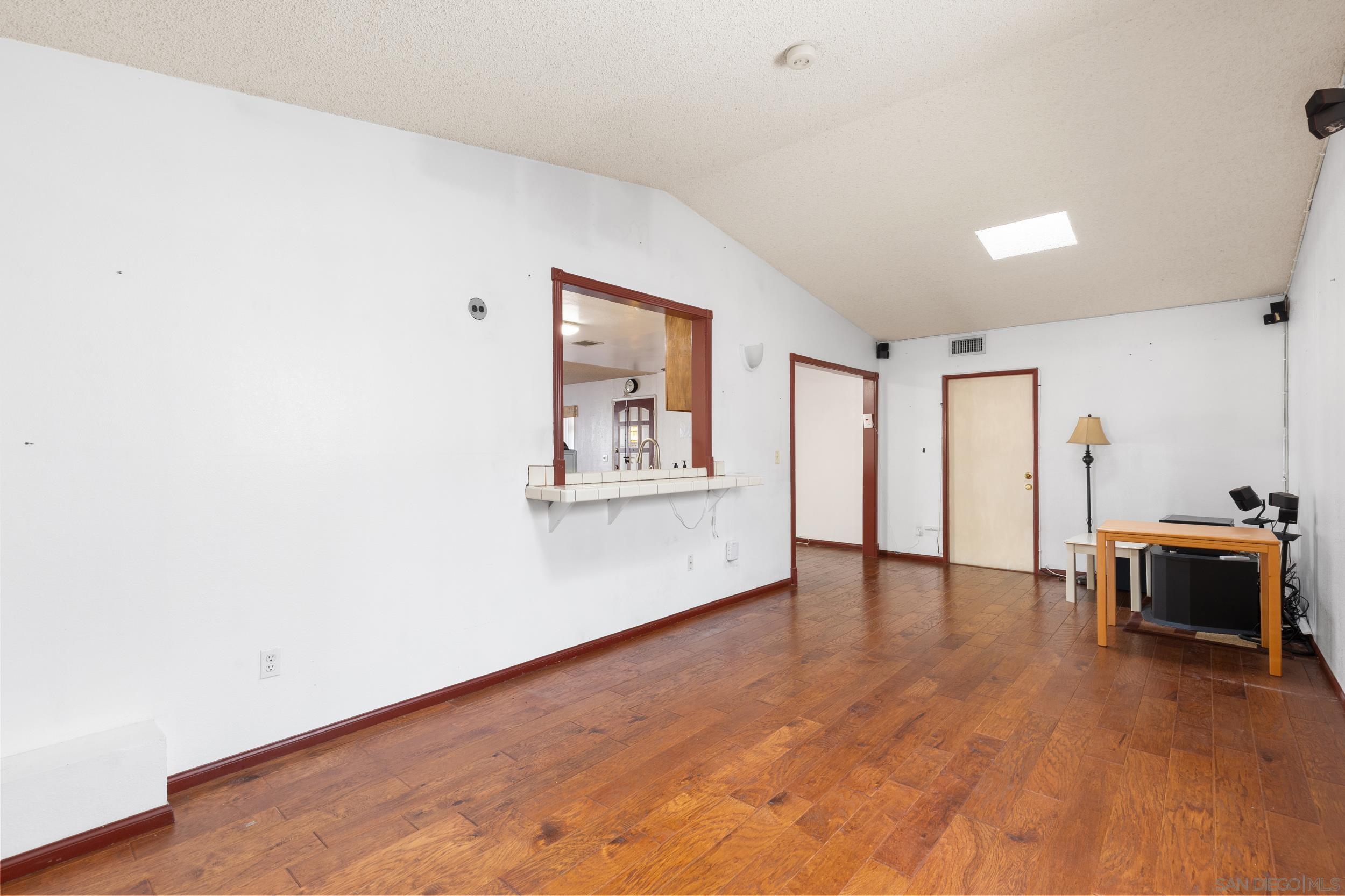 Detail Gallery Image 9 of 17 For 538  Paraiso Ave., Spring Valley,  CA 91977 - 6 Beds | 2 Baths