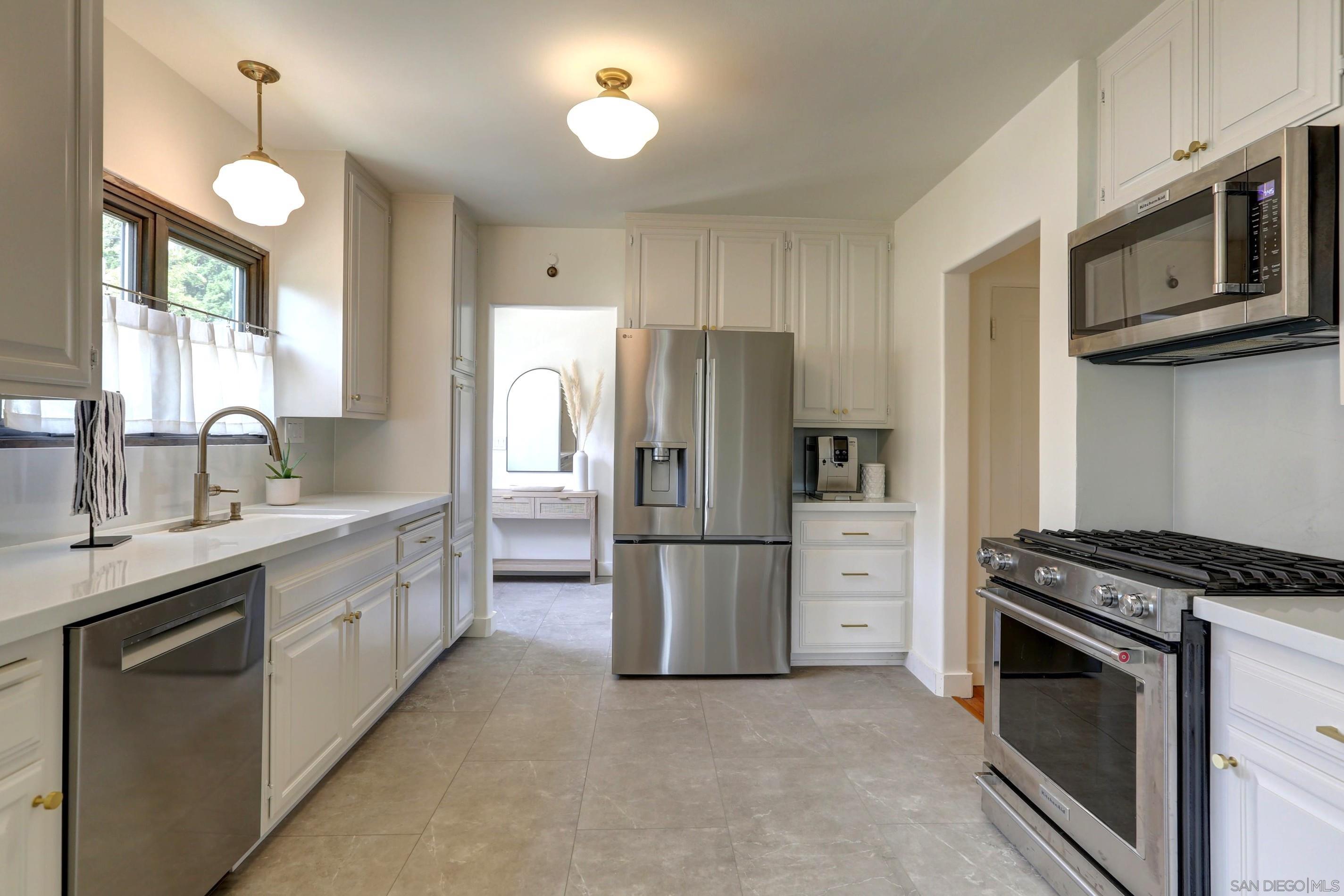 Detail Gallery Image 11 of 26 For 3316  Freeman St, San Diego,  CA 92106 - 3 Beds | 2 Baths