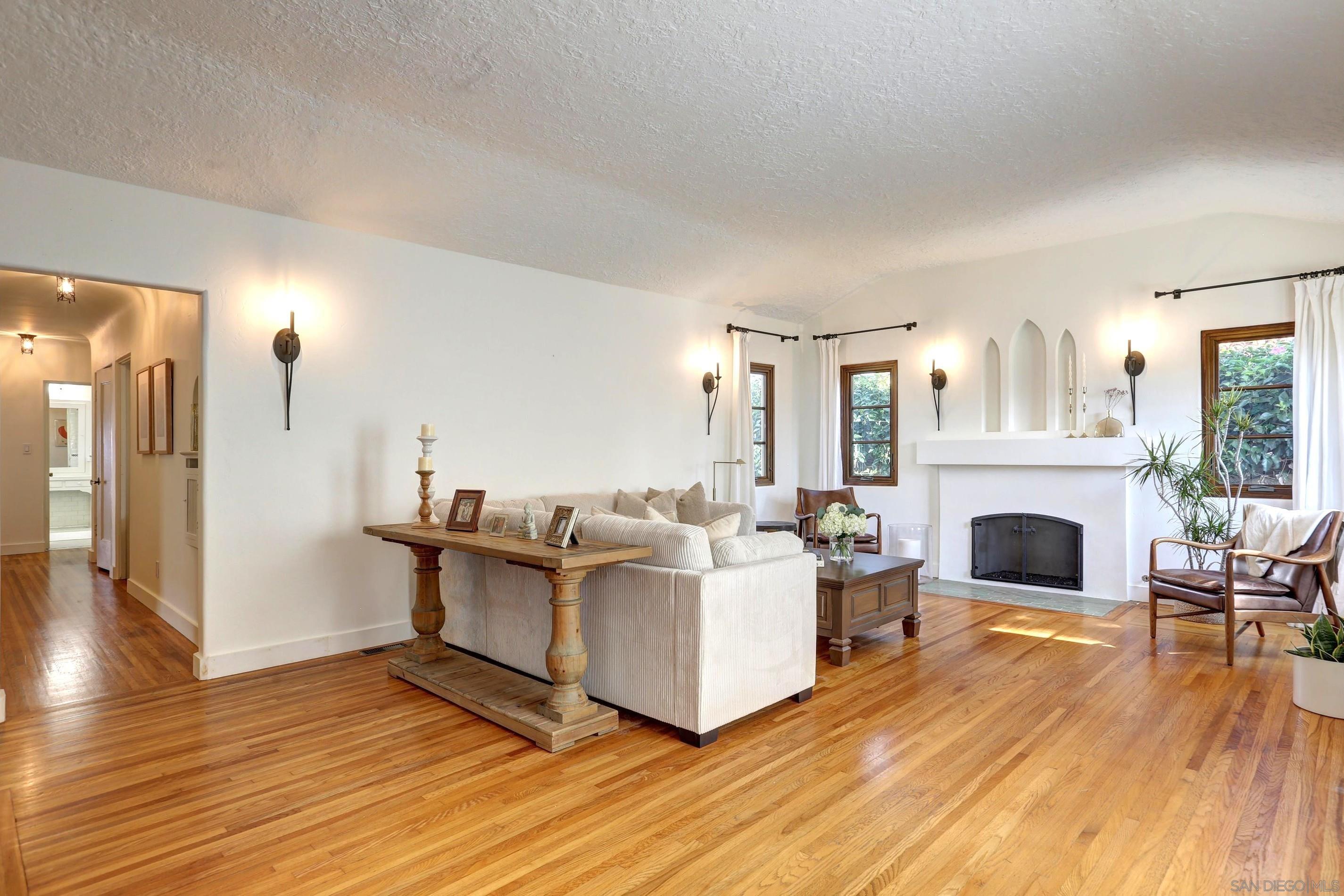 Detail Gallery Image 3 of 26 For 3316  Freeman St, San Diego,  CA 92106 - 3 Beds | 2 Baths