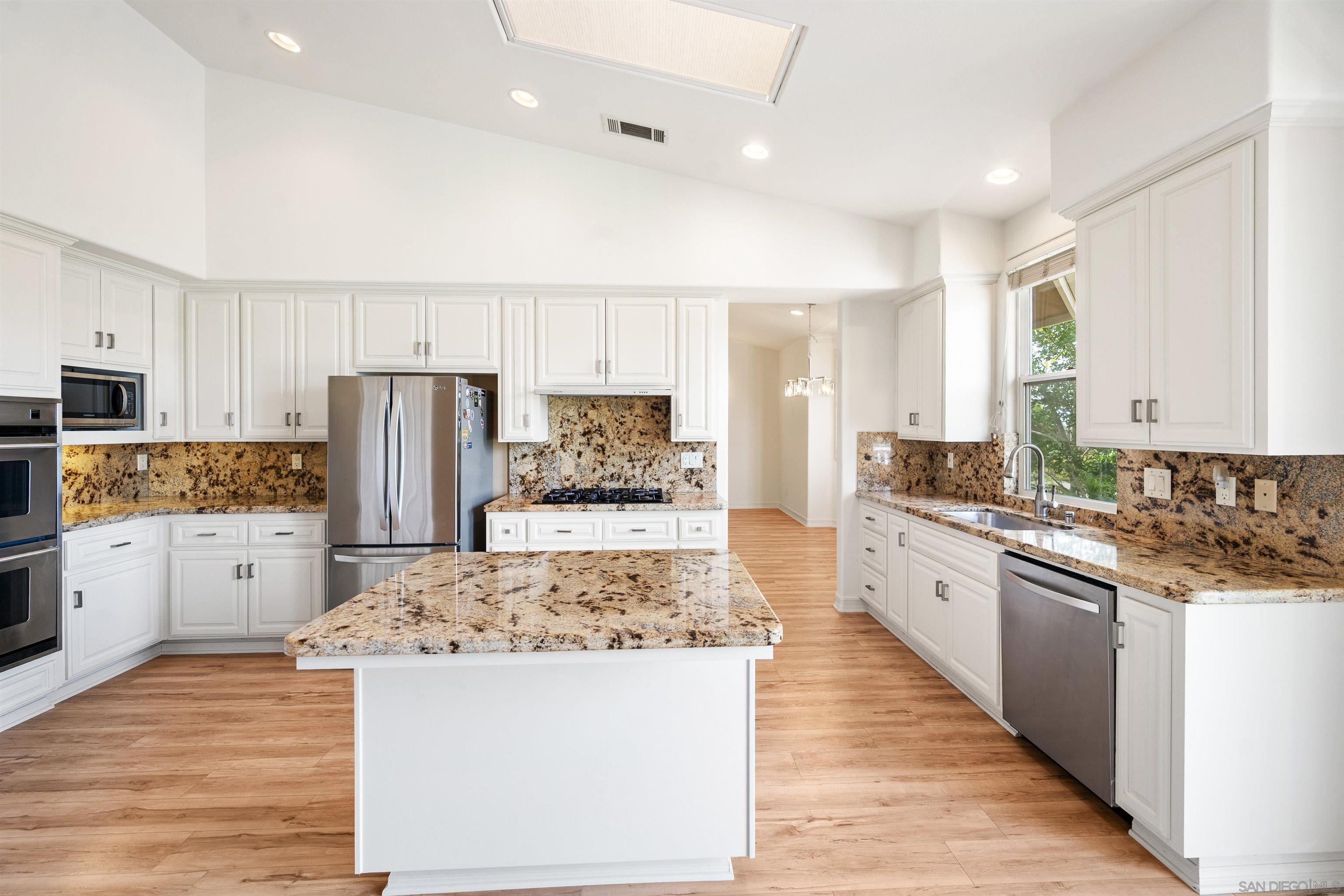 Detail Gallery Image 12 of 58 For 1580  Alta Vista Dr, Vista,  CA 92084 - 4 Beds | 3 Baths