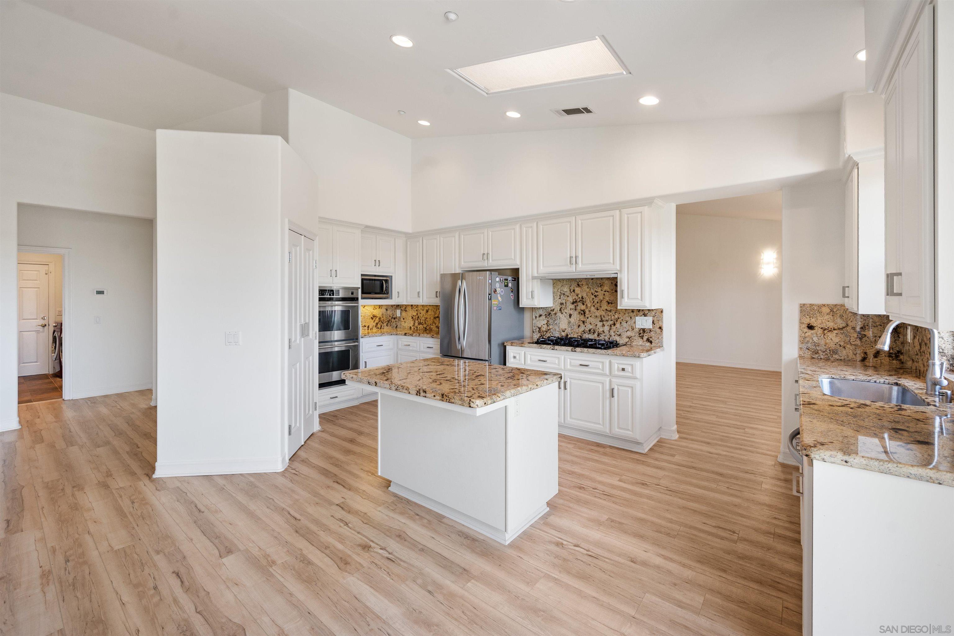 Detail Gallery Image 5 of 58 For 1580  Alta Vista Dr, Vista,  CA 92084 - 4 Beds | 3 Baths