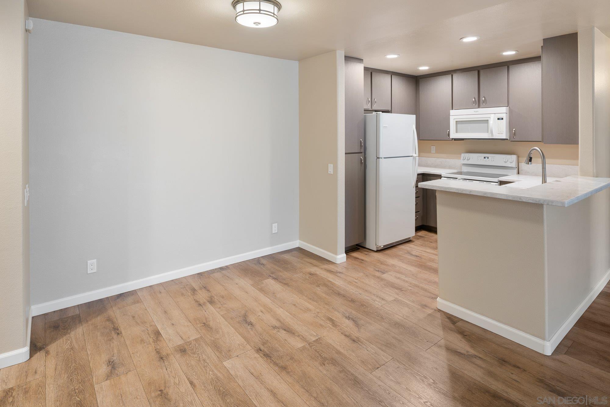 Detail Gallery Image 14 of 52 For 580  Camino De La Reina  #321,  San Diego,  CA 92108 - 2 Beds | 2 Baths