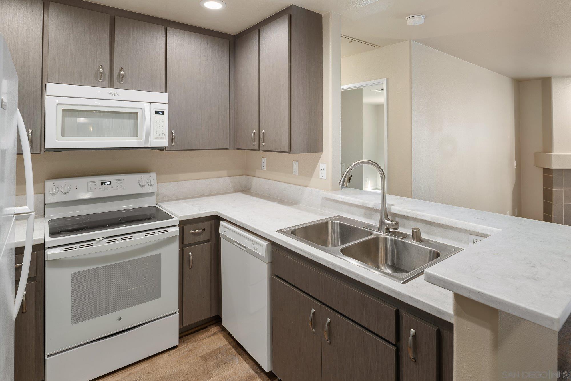 Detail Gallery Image 16 of 52 For 580  Camino De La Reina  #321,  San Diego,  CA 92108 - 2 Beds | 2 Baths