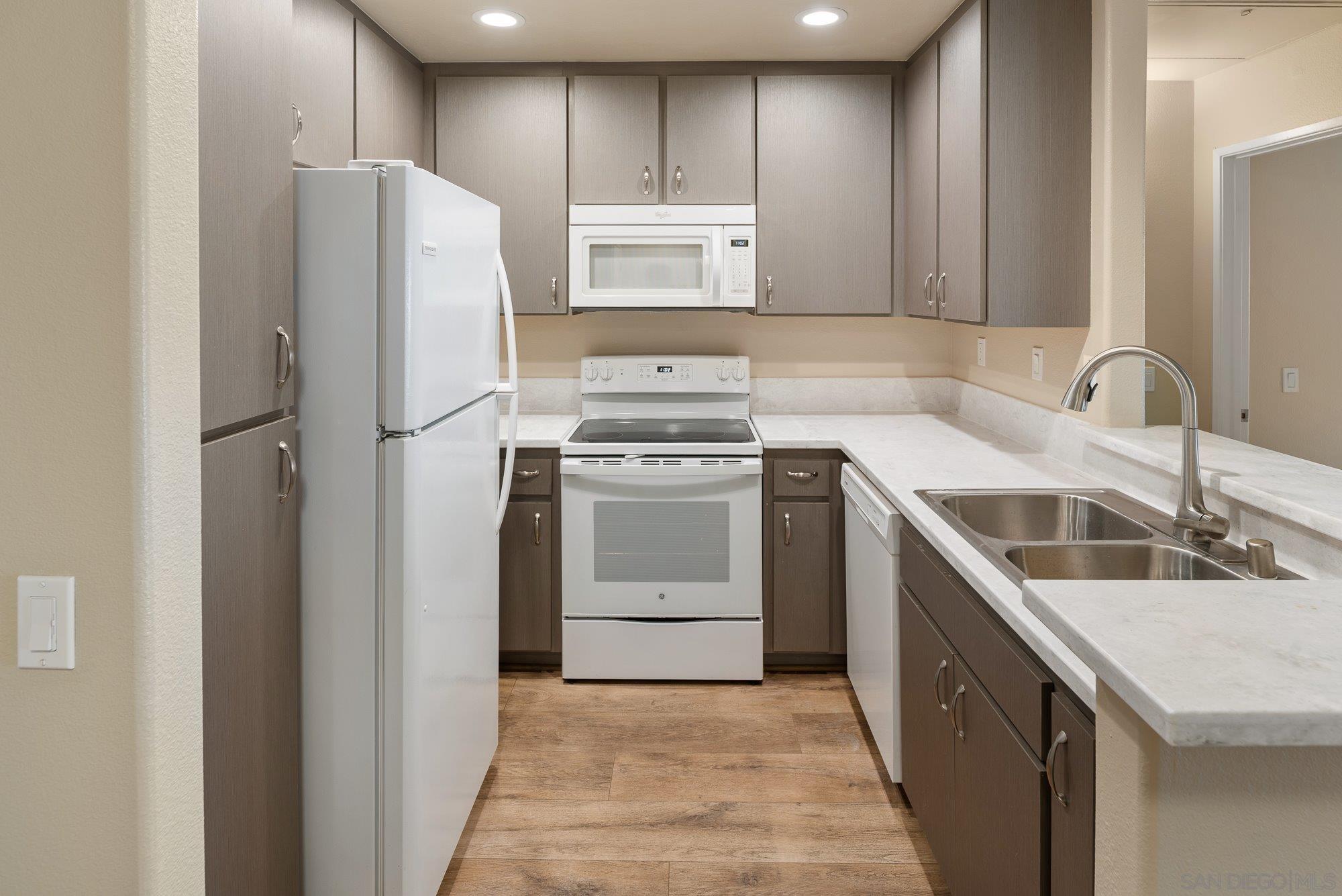 Detail Gallery Image 17 of 52 For 580  Camino De La Reina  #321,  San Diego,  CA 92108 - 2 Beds | 2 Baths