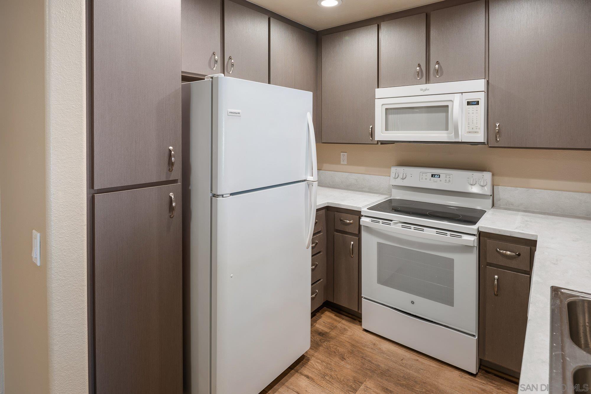 Detail Gallery Image 18 of 52 For 580  Camino De La Reina  #321,  San Diego,  CA 92108 - 2 Beds | 2 Baths