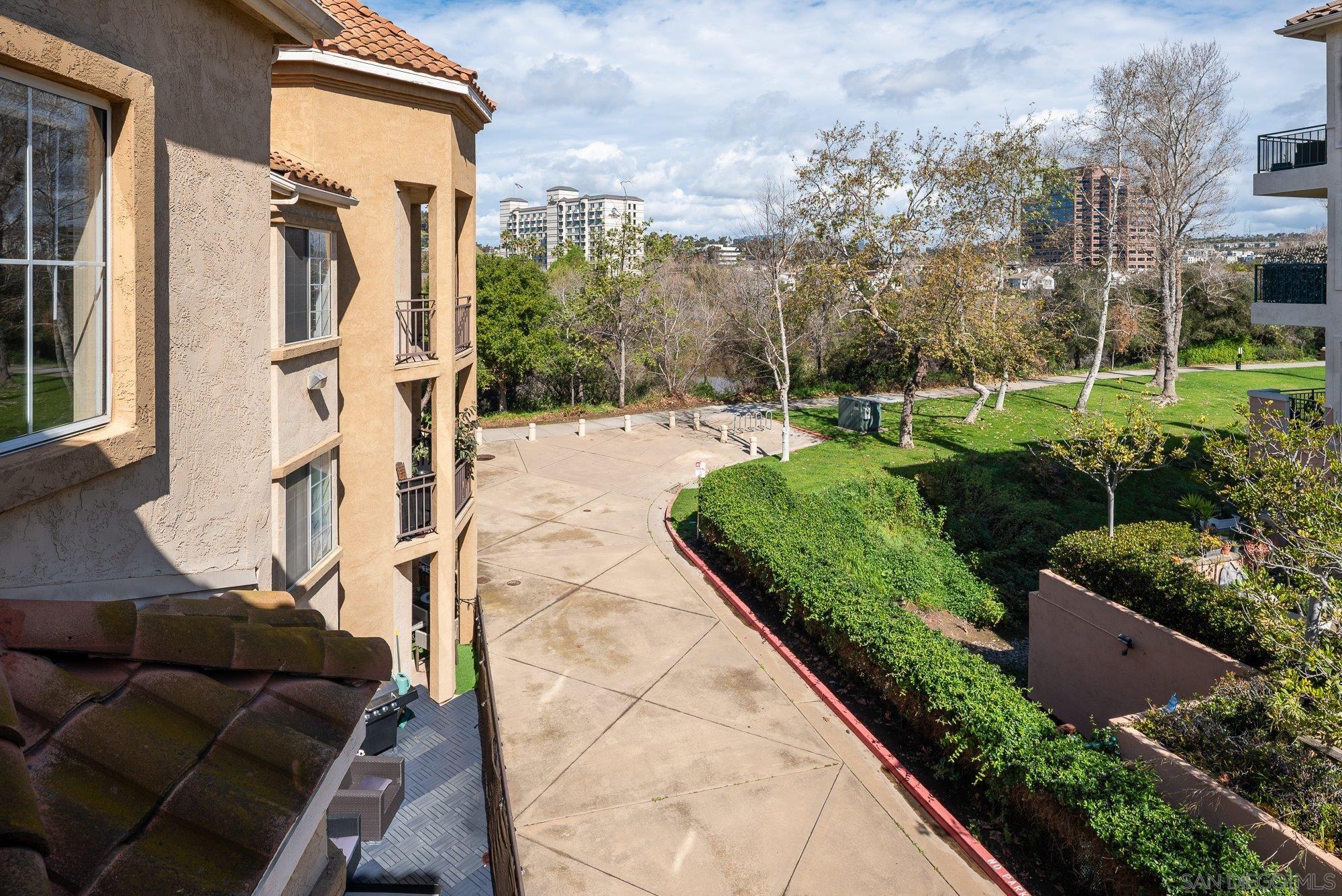 Detail Gallery Image 4 of 52 For 580  Camino De La Reina  #321,  San Diego,  CA 92108 - 2 Beds | 2 Baths