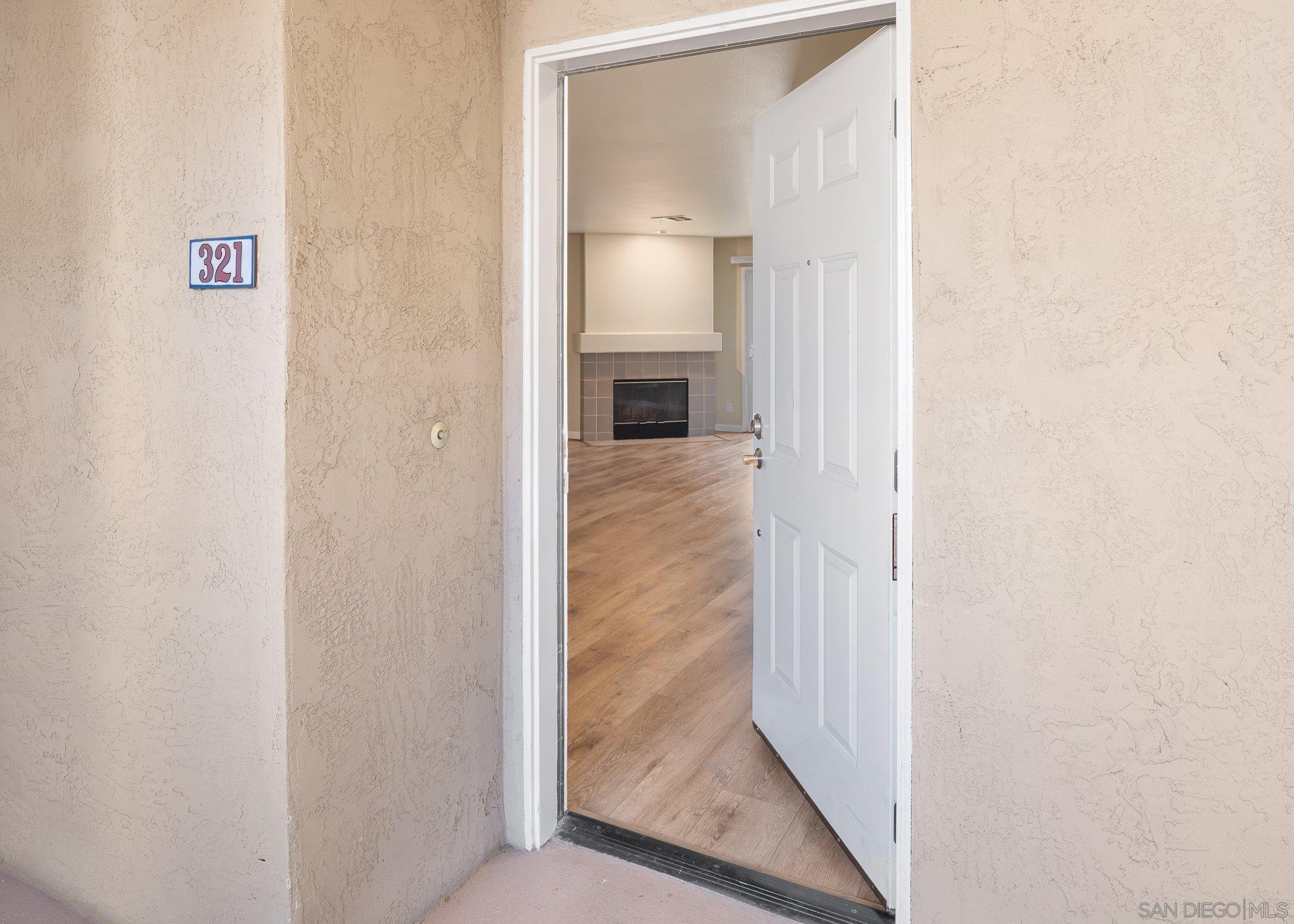 Detail Gallery Image 6 of 52 For 580  Camino De La Reina  #321,  San Diego,  CA 92108 - 2 Beds | 2 Baths