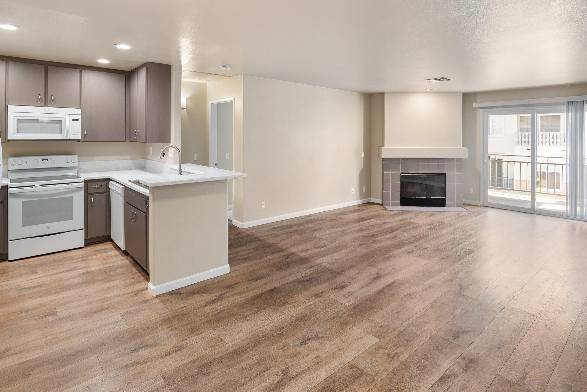 Detail Gallery Image 9 of 52 For 580  Camino De La Reina  #321,  San Diego,  CA 92108 - 2 Beds | 2 Baths