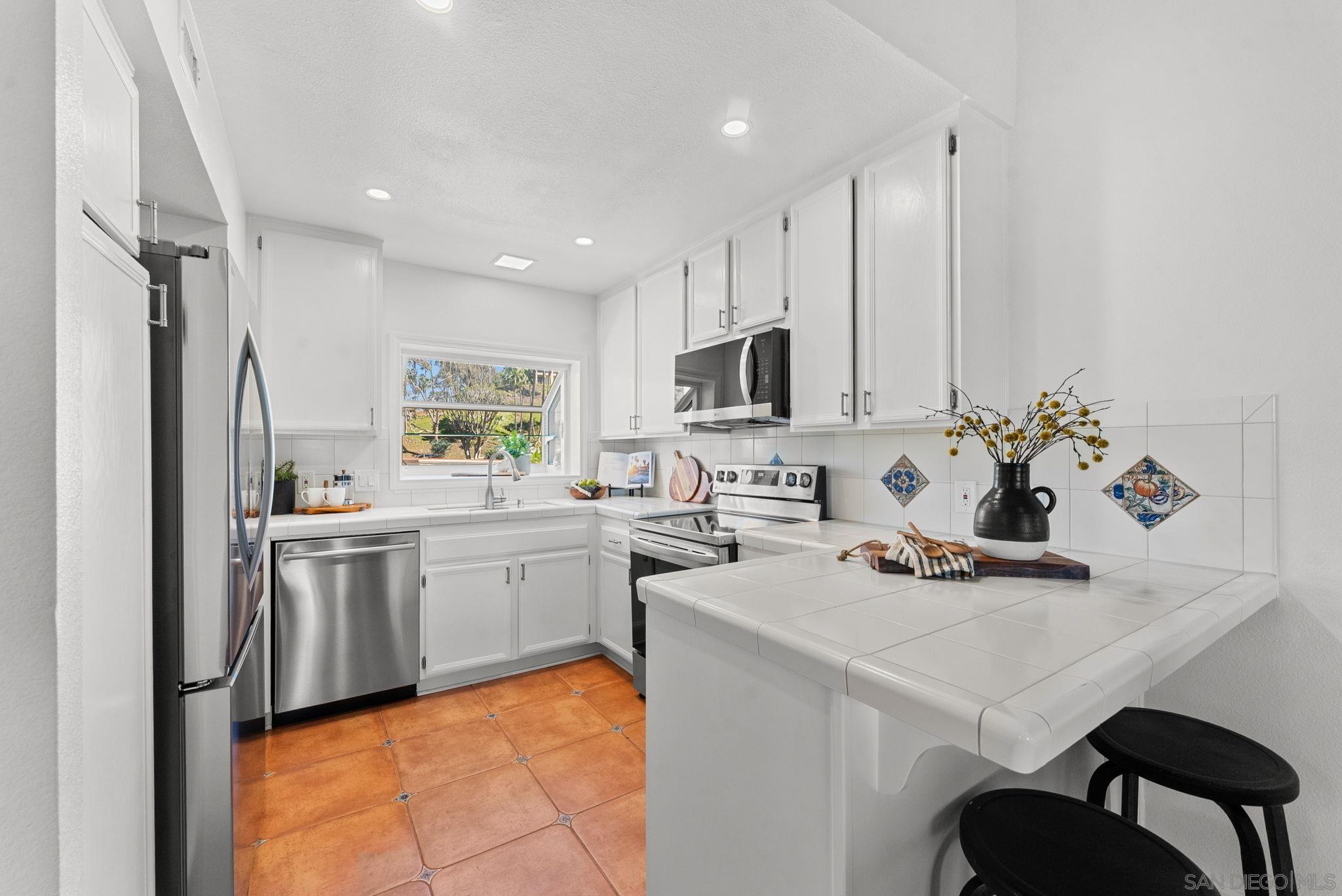 Detail Gallery Image 8 of 29 For 3131  Vista Rica, Carlsbad,  CA 92009 - 2 Beds | 2 Baths