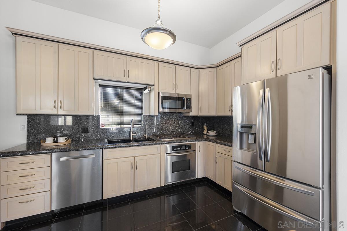 Detail Gallery Image 9 of 28 For 4463  Bancroft Street, San Diego,  CA 92116 - 2 Beds | 2 Baths