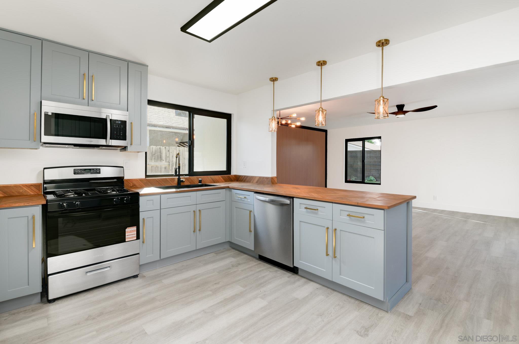 Detail Gallery Image 4 of 23 For 8667  Cetus Rd, San Diego,  CA 92126 - 3 Beds | 2 Baths