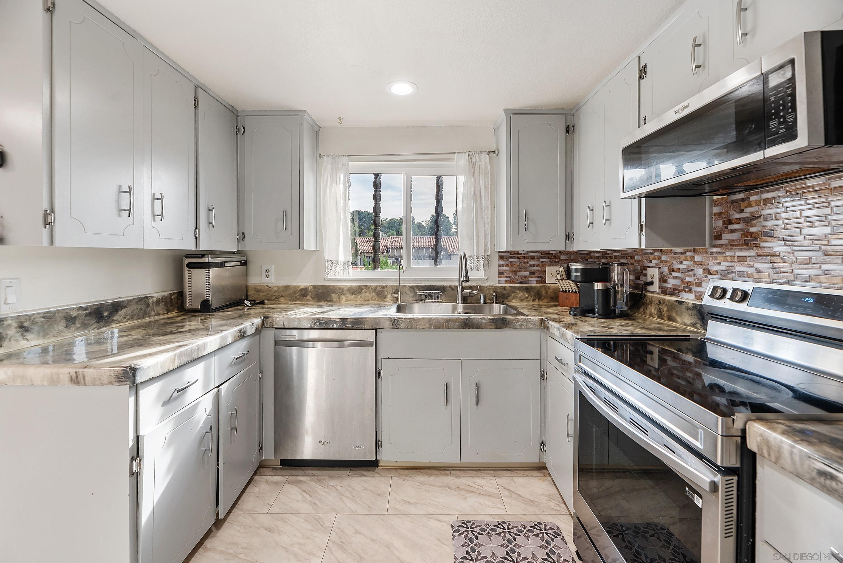 Detail Gallery Image 13 of 42 For 12130  Rancho Bernardo Rd  #B,  San Diego,  CA 92128 - 2 Beds | 2 Baths