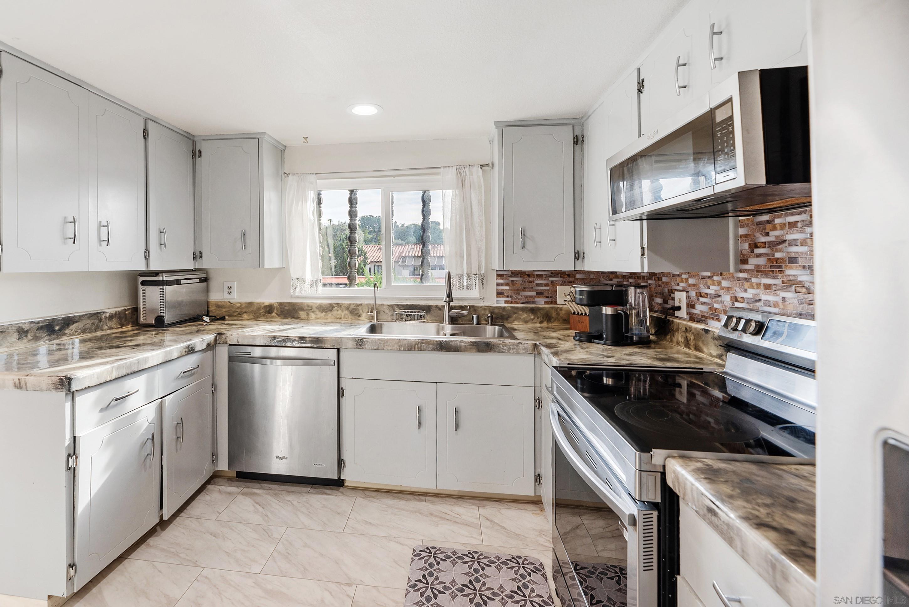 Detail Gallery Image 15 of 42 For 12130  Rancho Bernardo Rd  #B,  San Diego,  CA 92128 - 2 Beds | 2 Baths