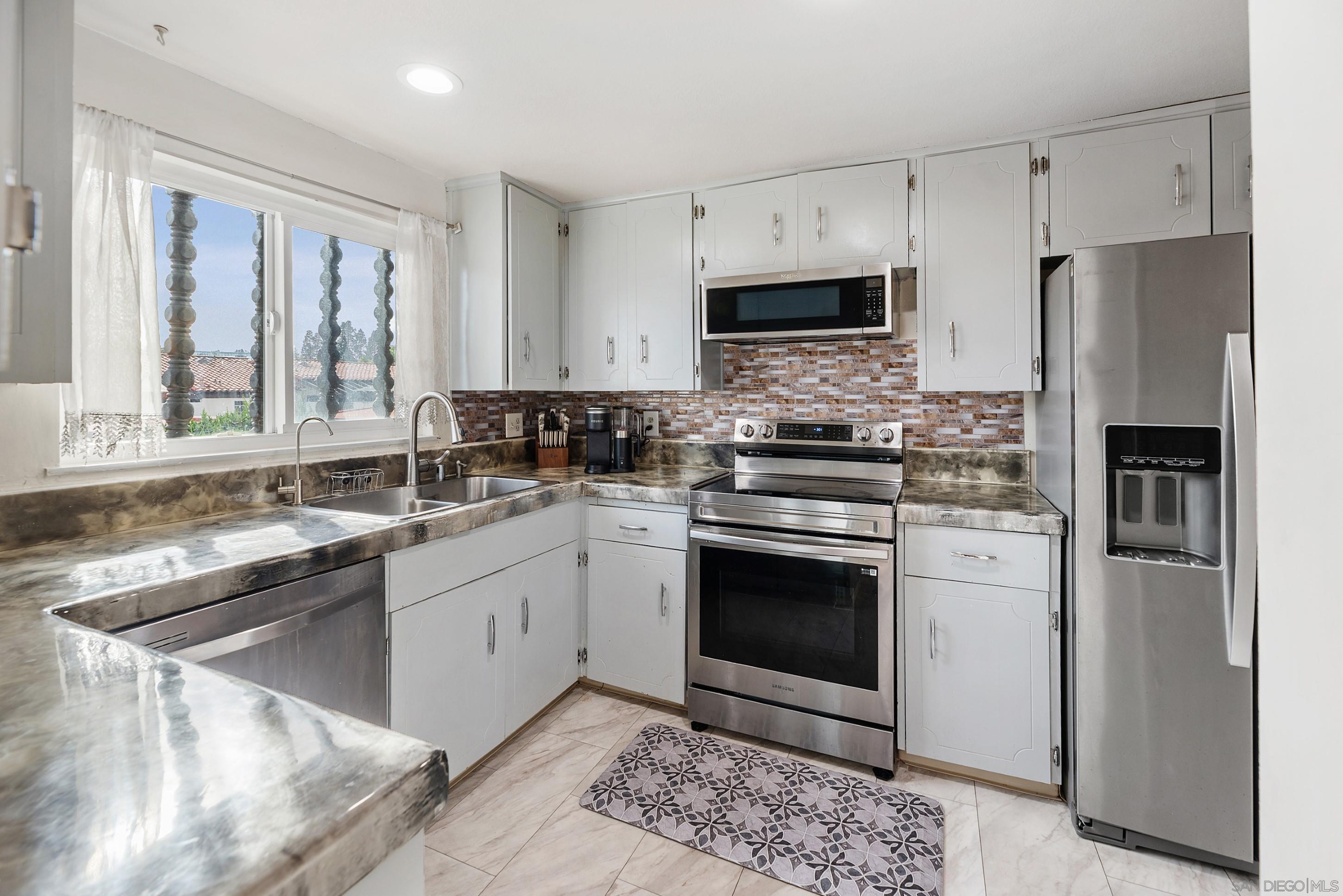 Detail Gallery Image 17 of 42 For 12130  Rancho Bernardo Rd  #B,  San Diego,  CA 92128 - 2 Beds | 2 Baths