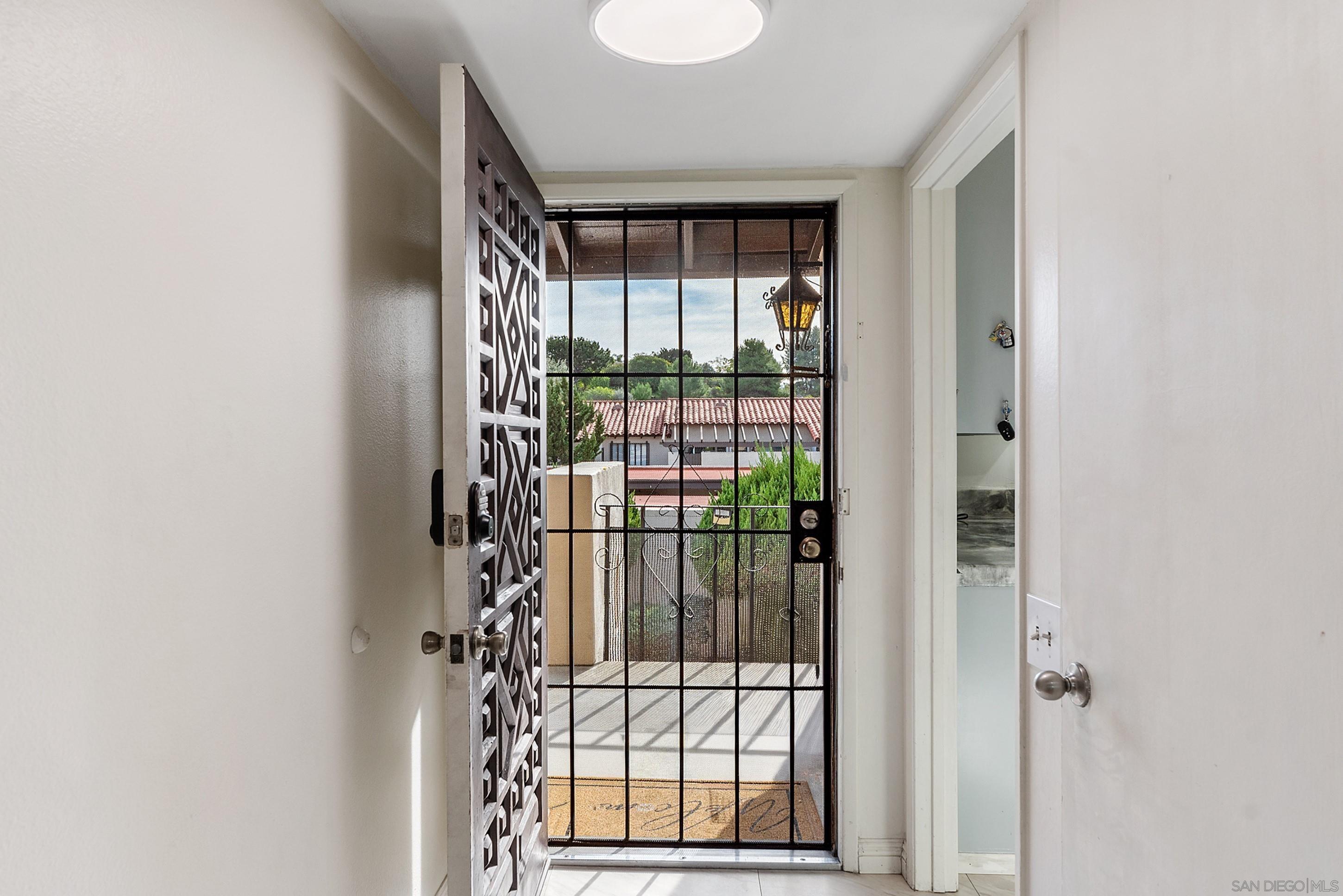 Detail Gallery Image 4 of 42 For 12130  Rancho Bernardo Rd  #B,  San Diego,  CA 92128 - 2 Beds | 2 Baths