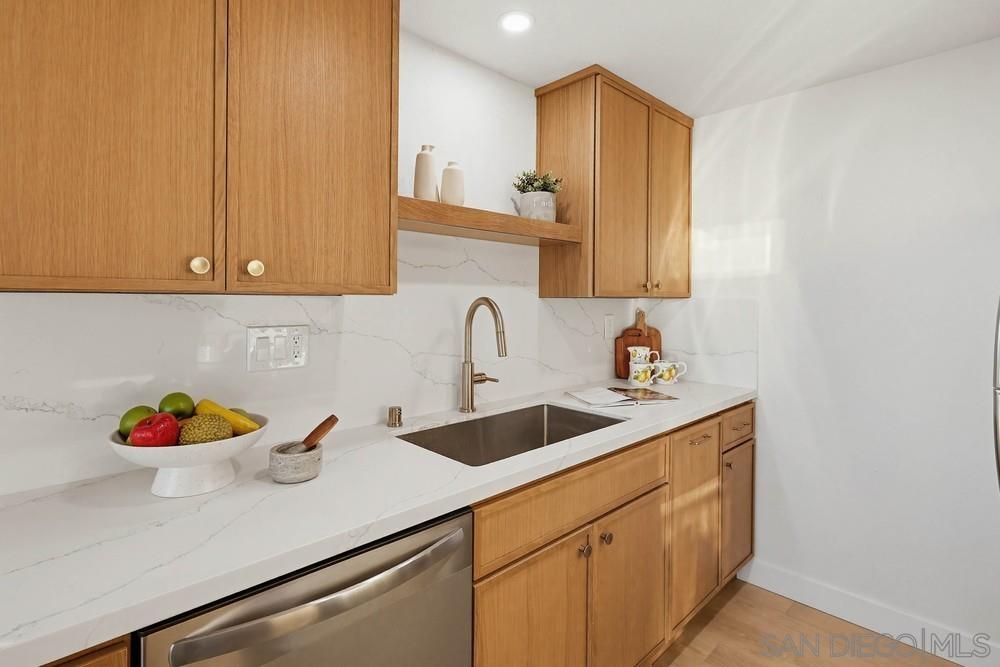 Detail Gallery Image 11 of 26 For 5015  Santa Cruz Ave  #209,  San Diego,  CA 92107 - 1 Beds | 1 Baths