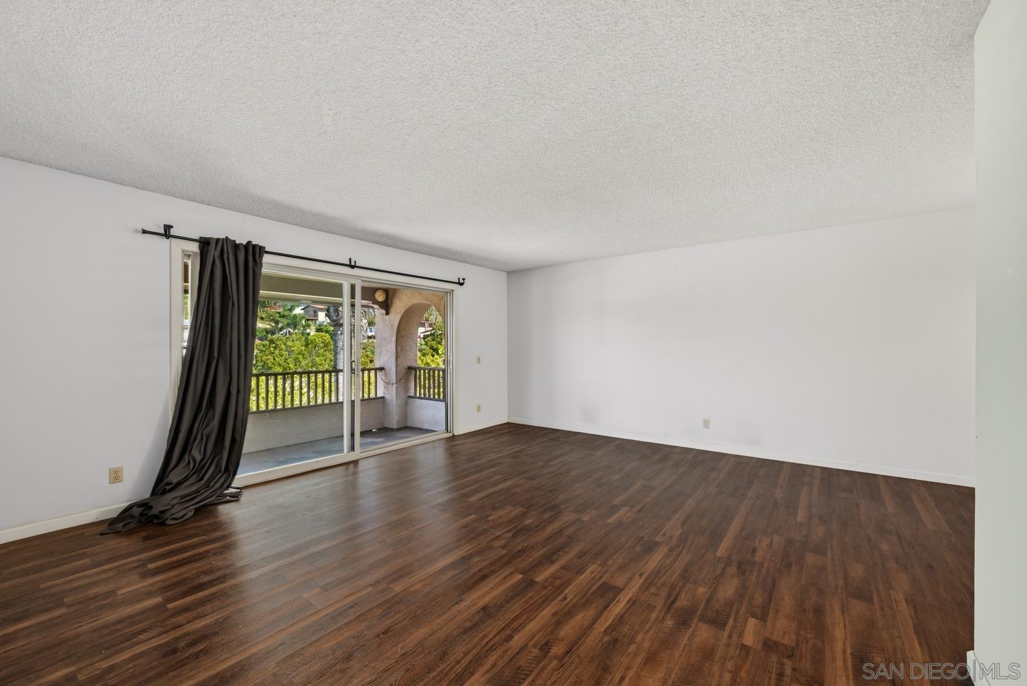 Detail Gallery Image 3 of 21 For 2530  Clairemont Dr  #303,  San Diego,  CA 92117 - 2 Beds | 1 Baths