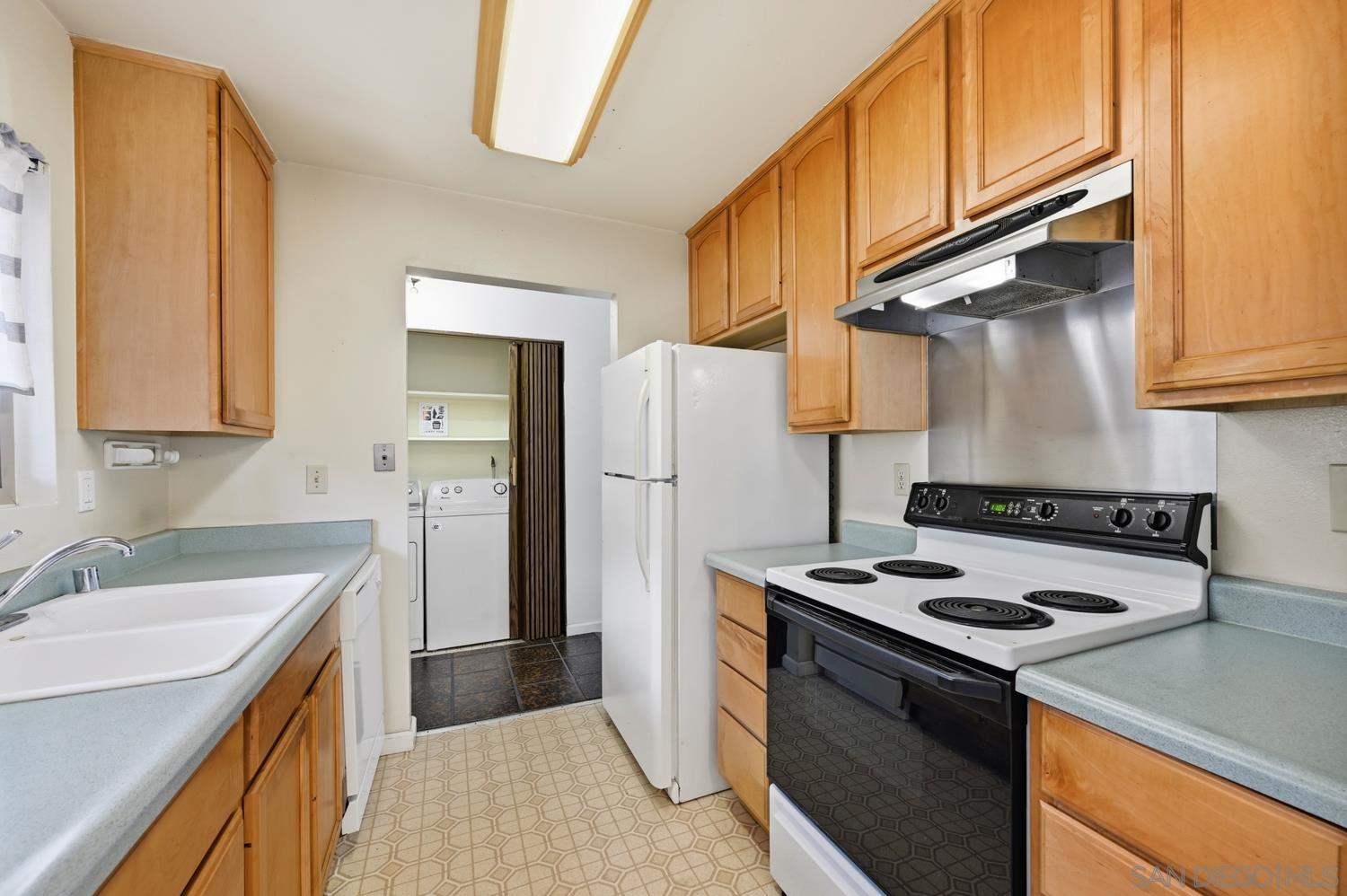 Detail Gallery Image 6 of 21 For 2530  Clairemont Dr  #303,  San Diego,  CA 92117 - 2 Beds | 1 Baths