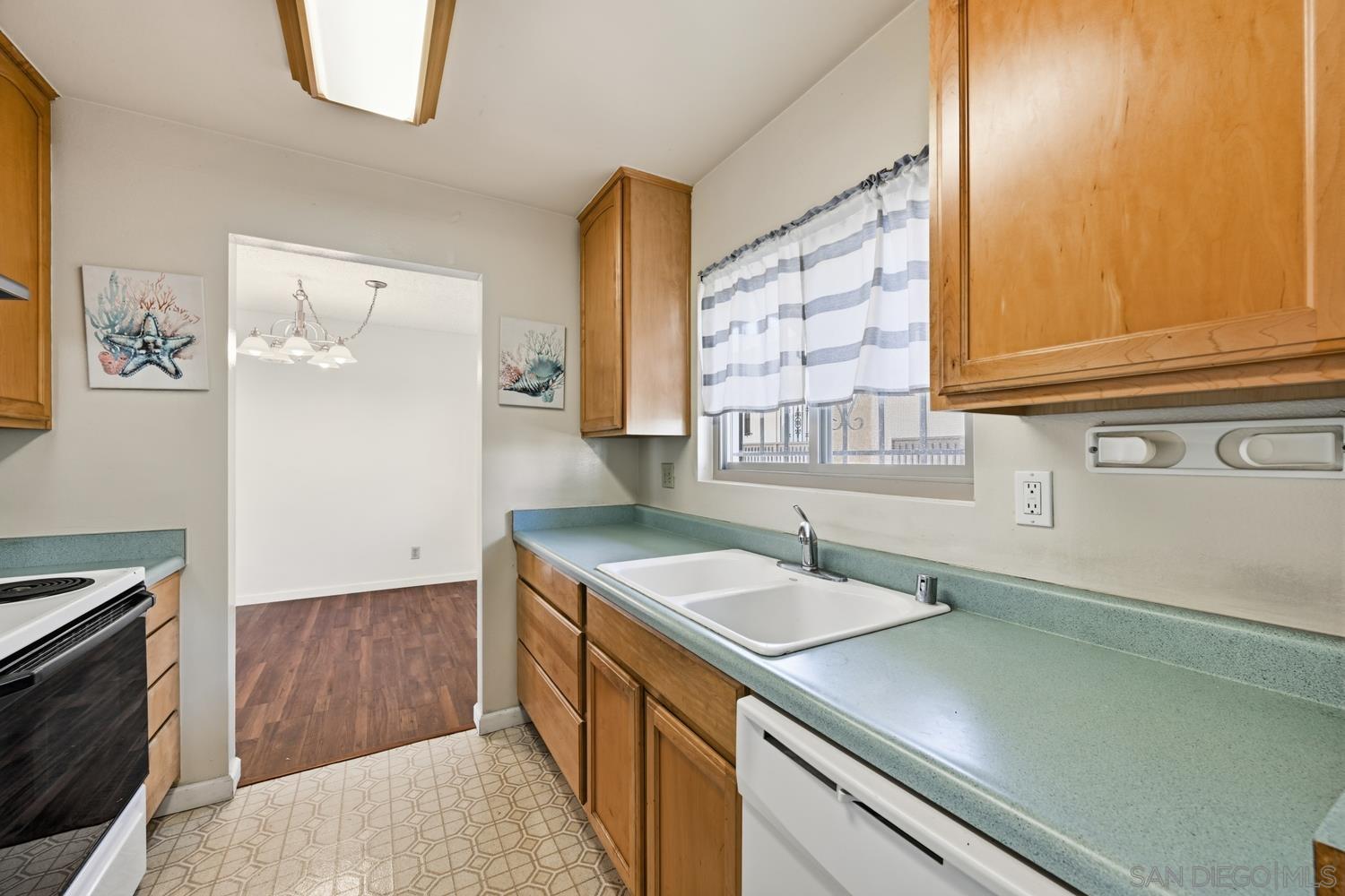 Detail Gallery Image 7 of 21 For 2530  Clairemont Dr  #303,  San Diego,  CA 92117 - 2 Beds | 1 Baths