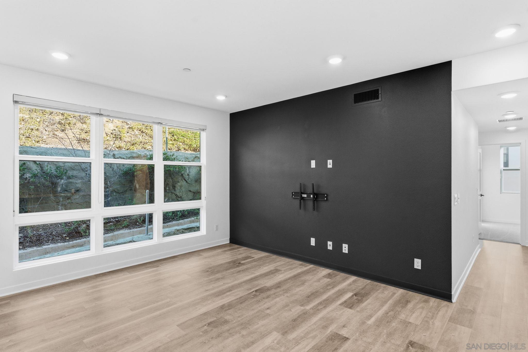 Detail Gallery Image 12 of 29 For 2838  via Alta Pl, San Diego,  CA 92108 - 3 Beds | 3 Baths