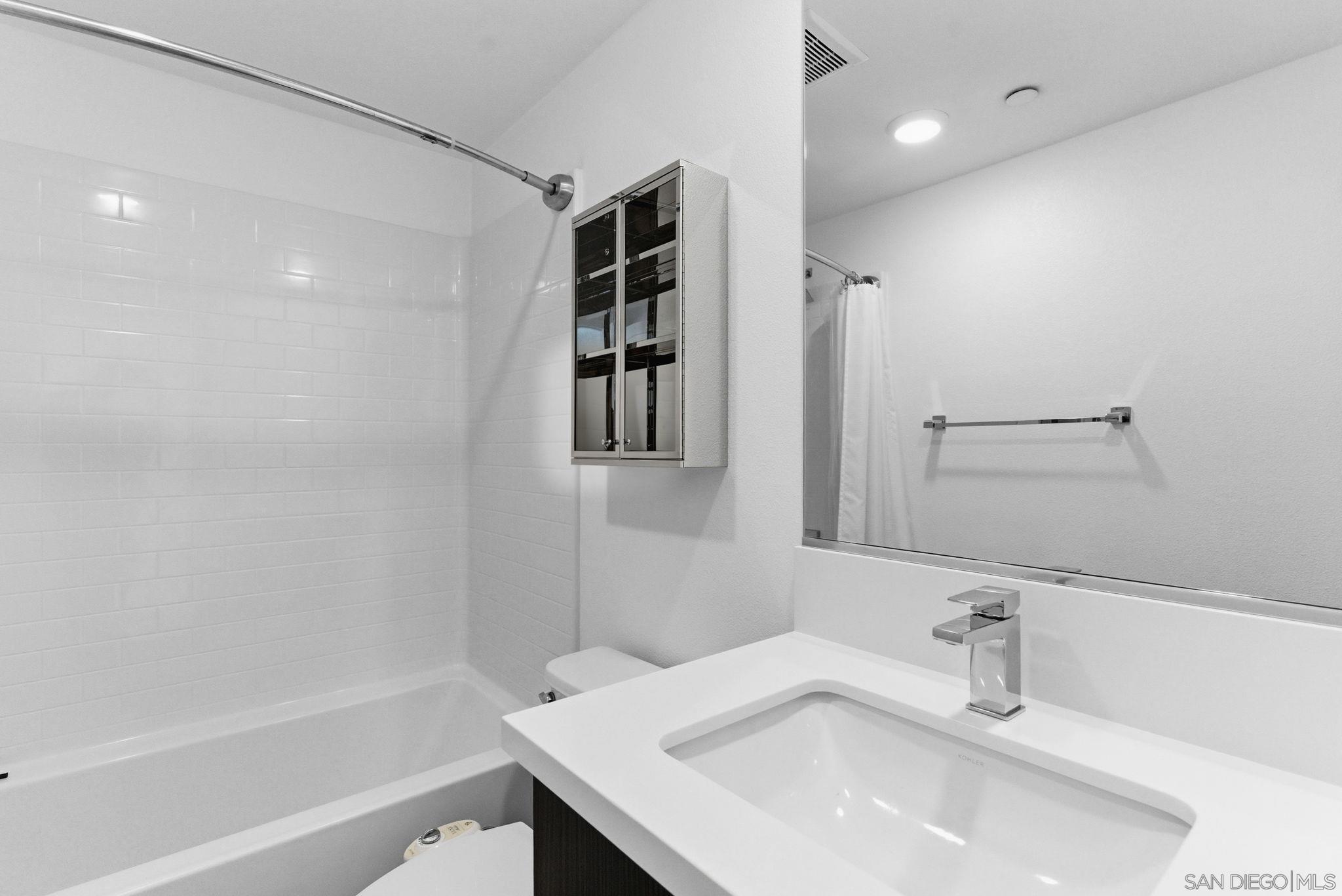 Detail Gallery Image 18 of 29 For 2838  via Alta Pl, San Diego,  CA 92108 - 3 Beds | 3 Baths