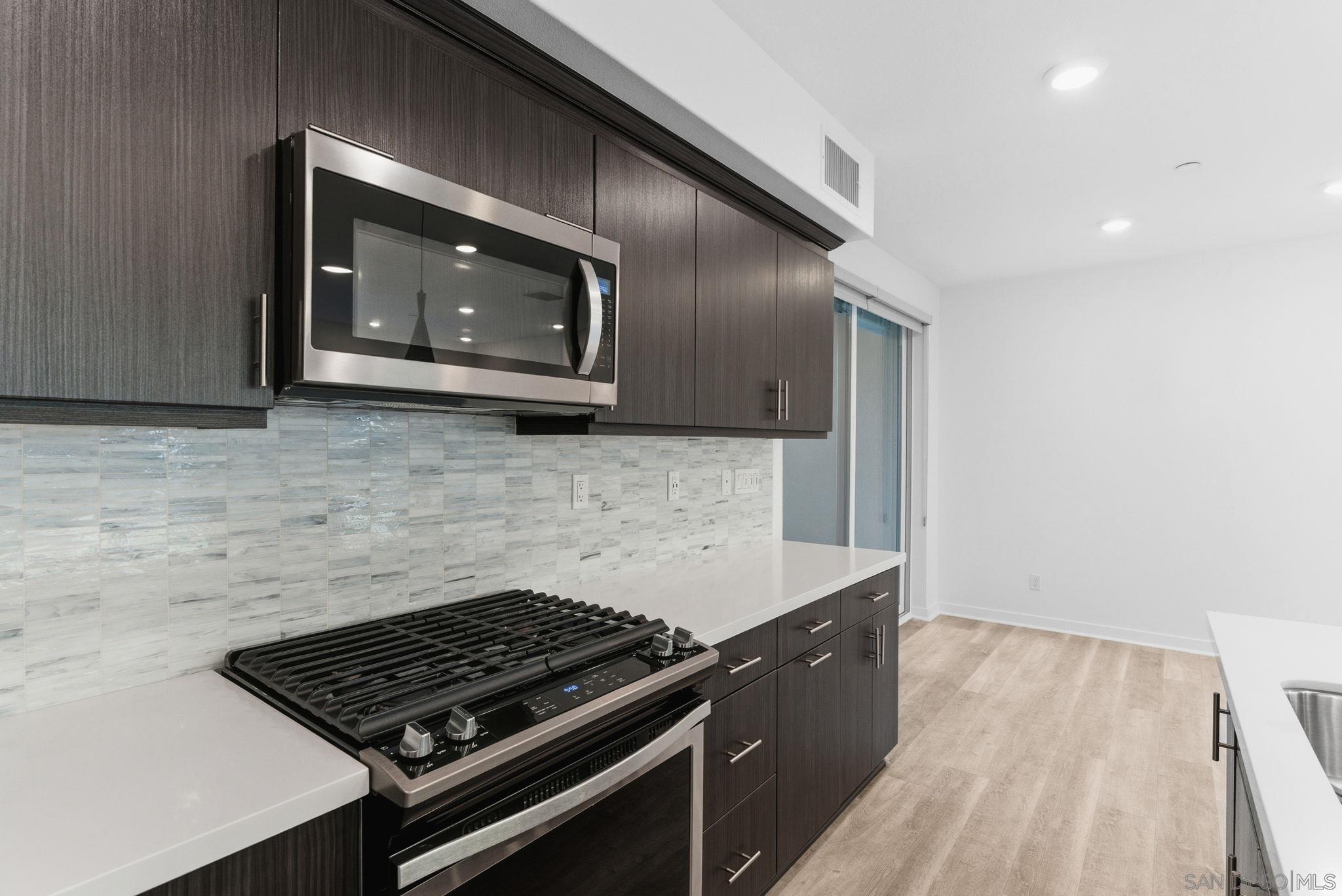 Detail Gallery Image 5 of 29 For 2838  via Alta Pl, San Diego,  CA 92108 - 3 Beds | 3 Baths