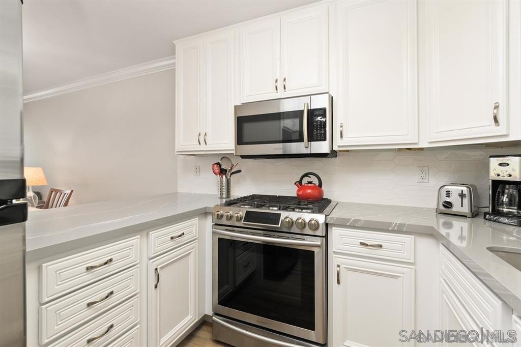 Detail Gallery Image 2 of 24 For 7509  Draper Ave  200, La Jolla,  CA 92037 - 2 Beds | 2 Baths