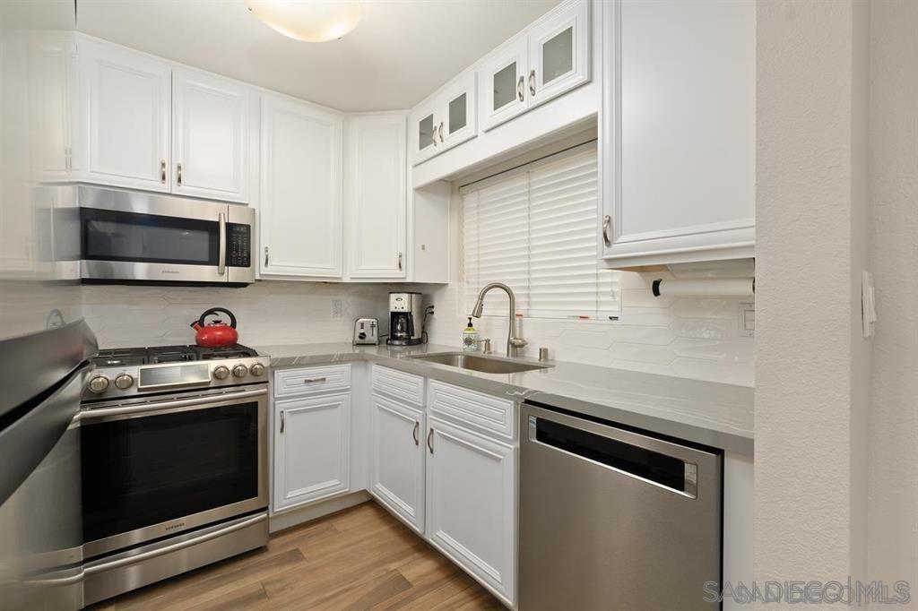 Detail Gallery Image 3 of 24 For 7509  Draper Ave  200, La Jolla,  CA 92037 - 2 Beds | 2 Baths