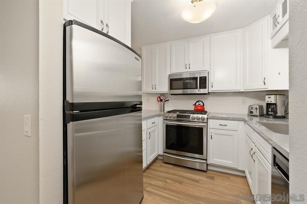 Detail Gallery Image 4 of 24 For 7509  Draper Ave  200, La Jolla,  CA 92037 - 2 Beds | 2 Baths