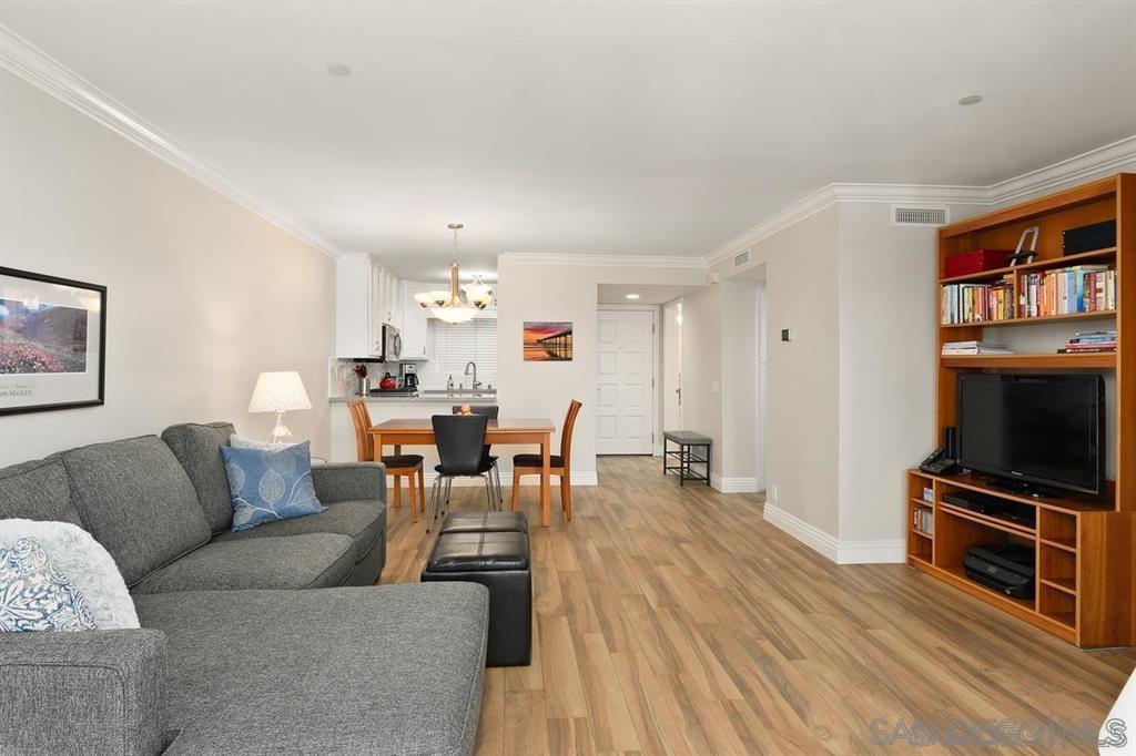 Detail Gallery Image 7 of 24 For 7509  Draper Ave  200, La Jolla,  CA 92037 - 2 Beds | 2 Baths