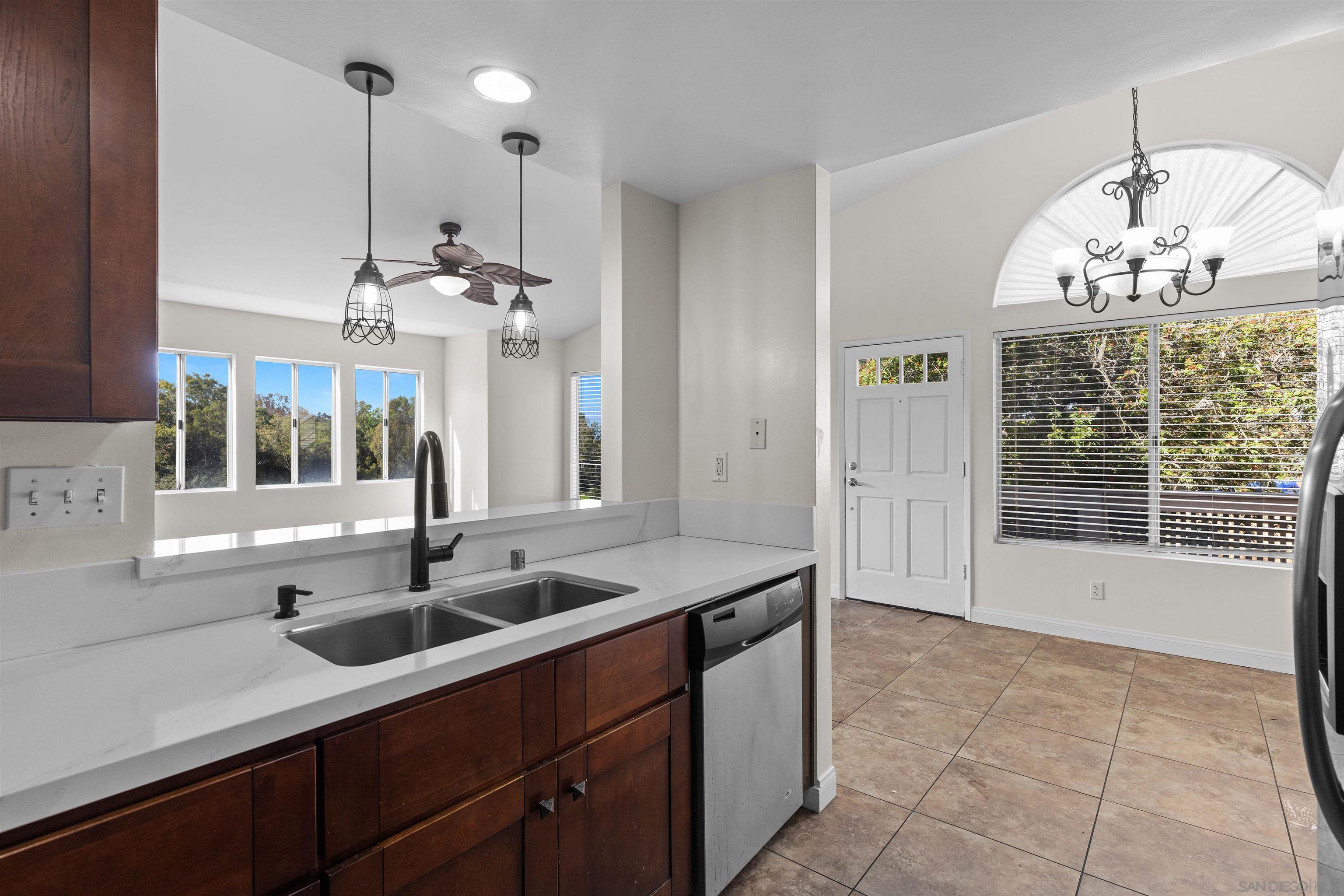 Detail Gallery Image 11 of 34 For 741  Vista Grande Way  #313,  Oceanside,  CA 92057 - 3 Beds | 2 Baths