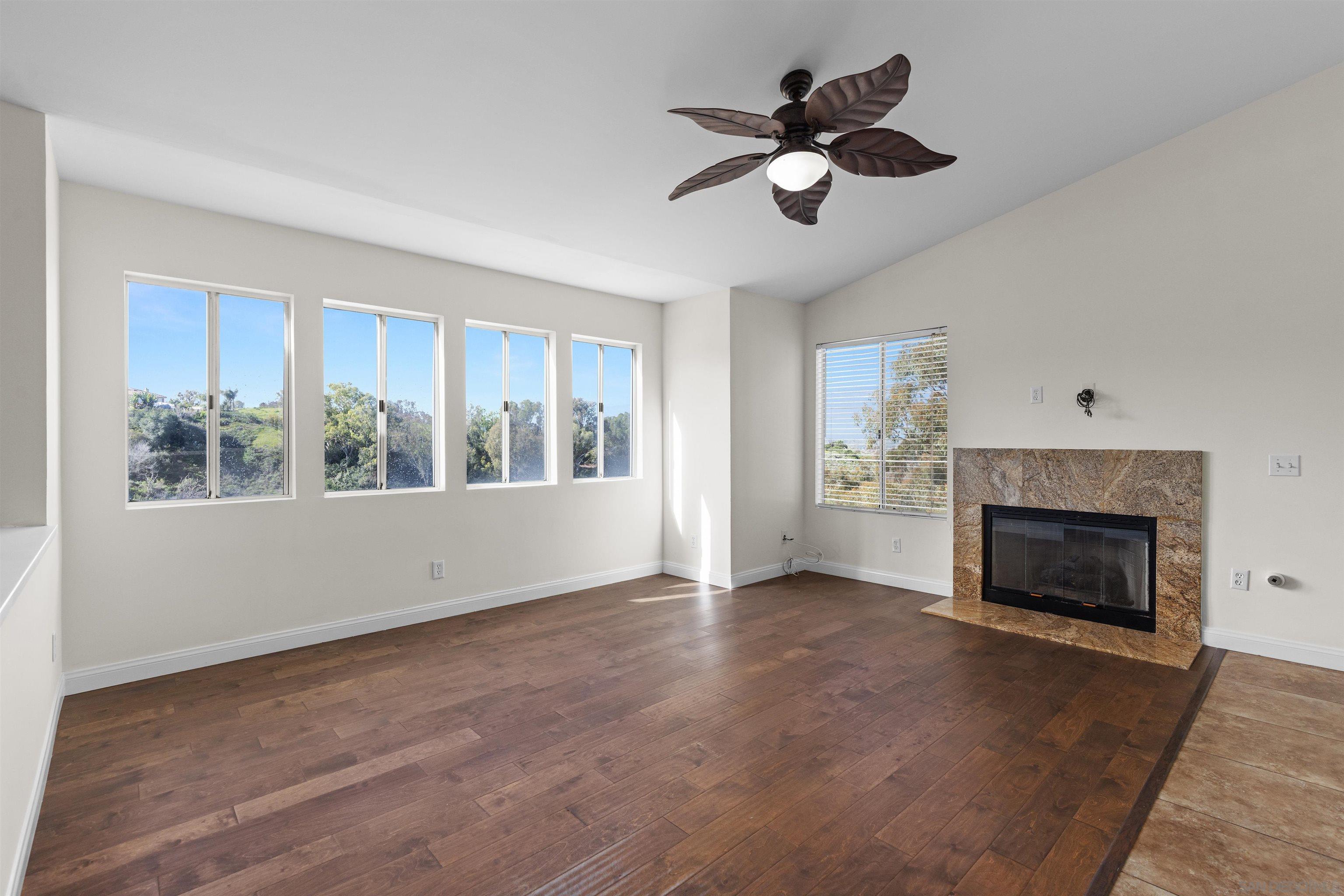Detail Gallery Image 5 of 34 For 741  Vista Grande Way  #313,  Oceanside,  CA 92057 - 3 Beds | 2 Baths