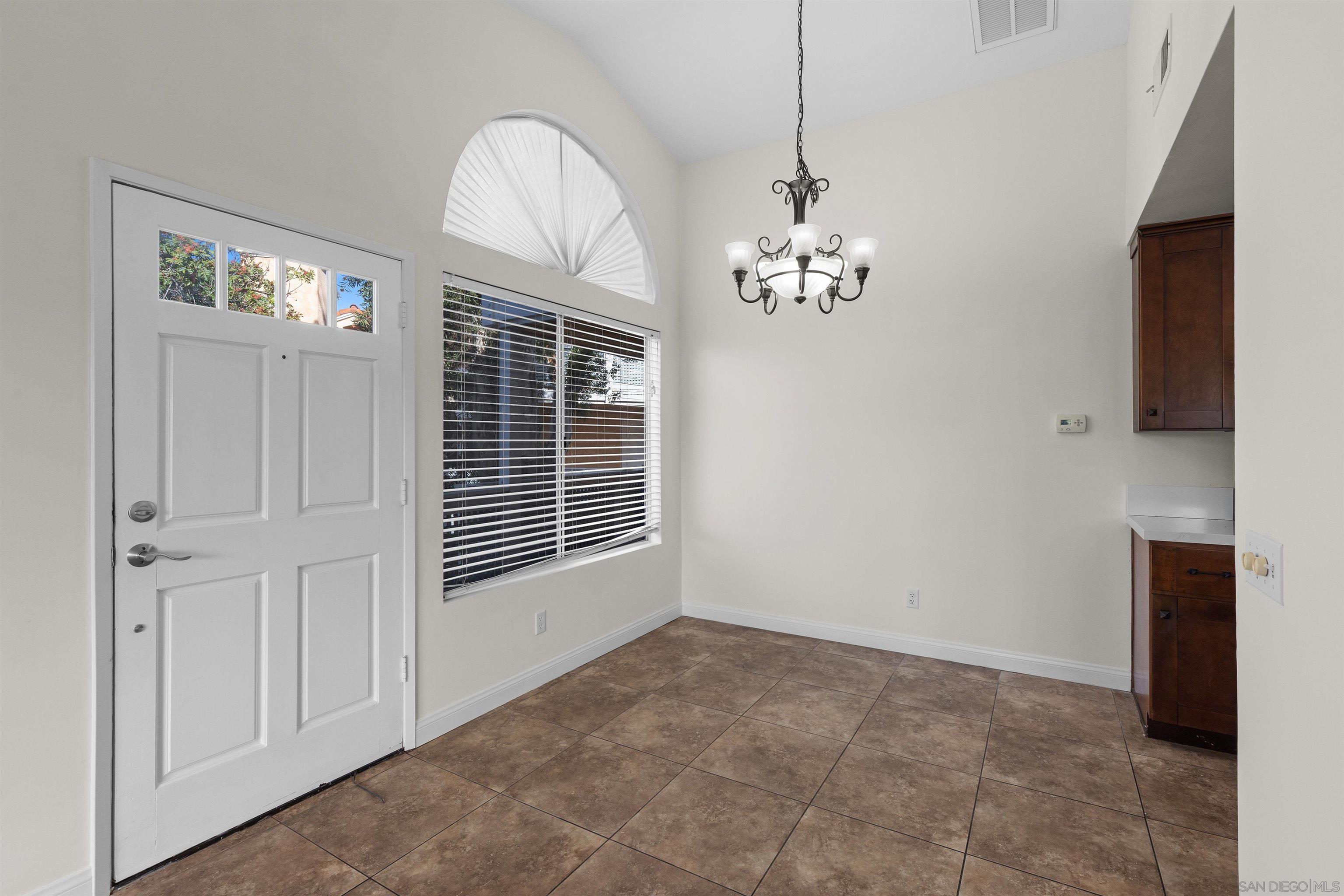 Detail Gallery Image 9 of 34 For 741  Vista Grande Way  #313,  Oceanside,  CA 92057 - 3 Beds | 2 Baths
