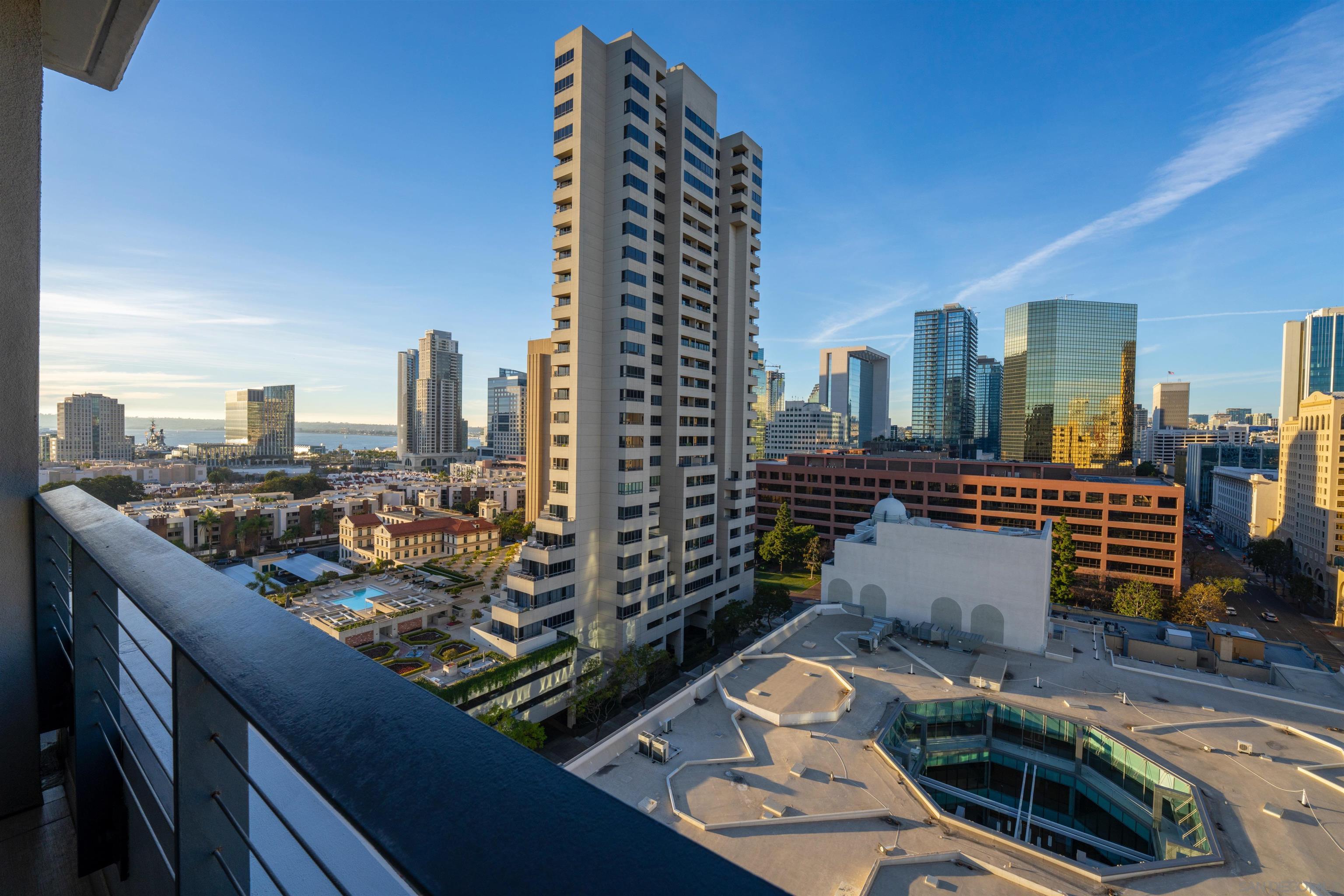 Detail Gallery Image 2 of 52 For 645  Front St  #1604,  San Diego,  CA 92101 - 1 Beds | 2 Baths